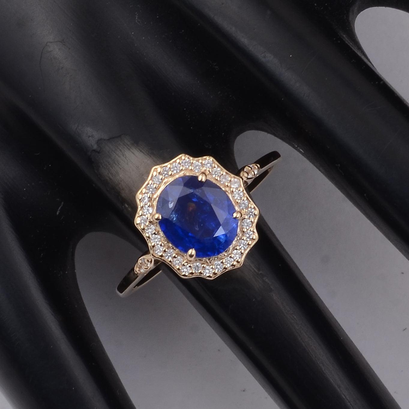 1.98 Ct Oval Sapphire 9K Gold Ring