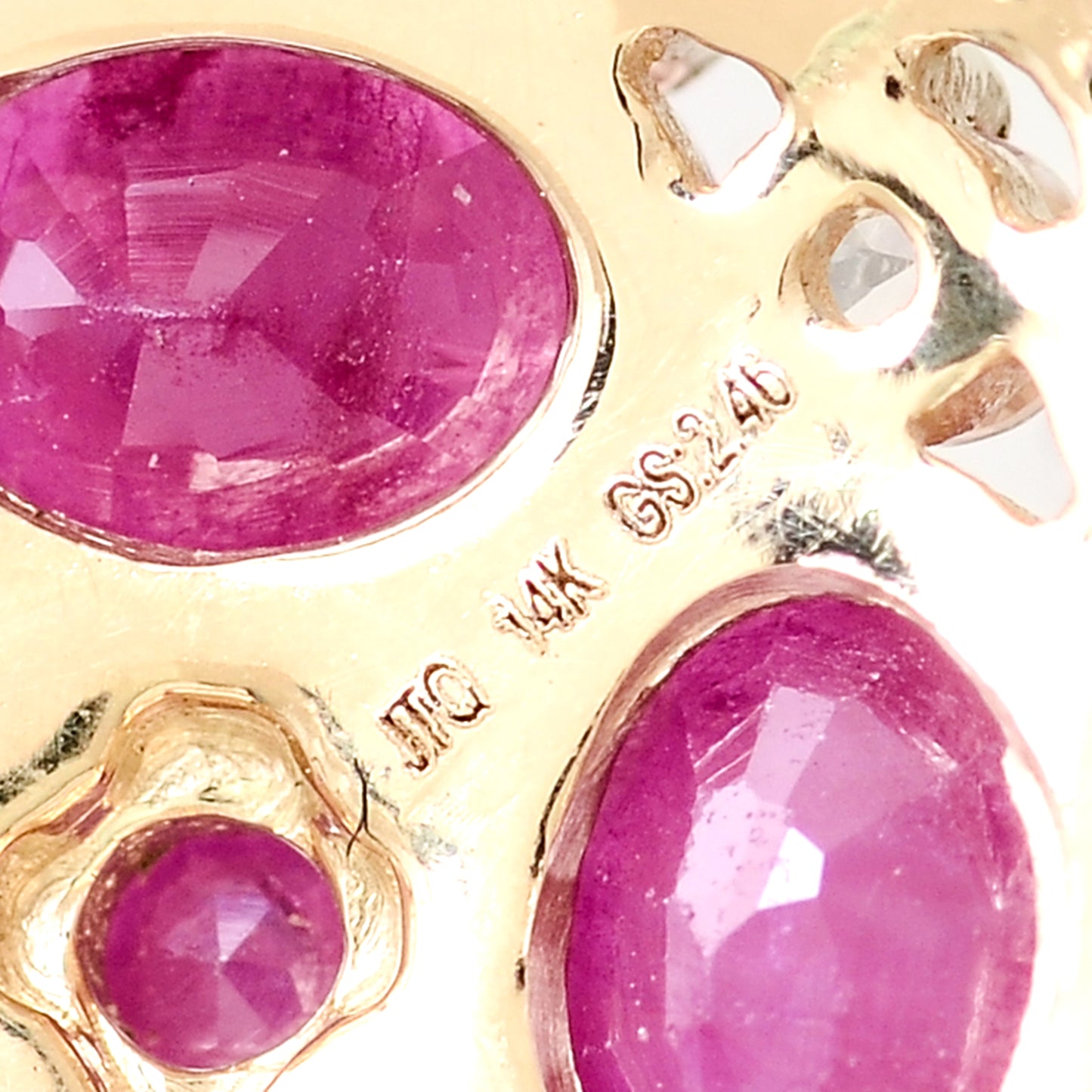 3.55 Ct Oval Mixed Cut Natural Codundum Ruby 14K Gold Pendant