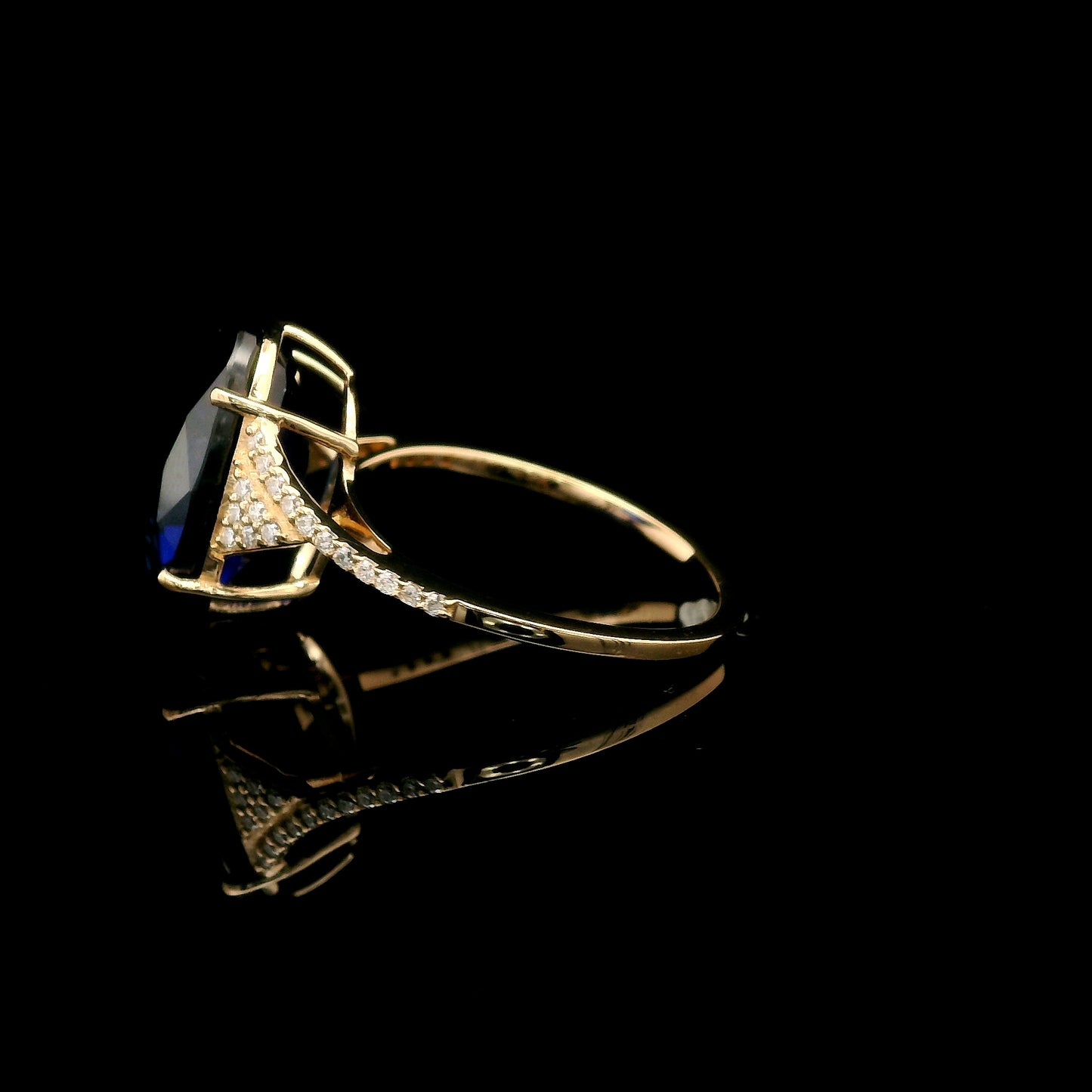 7.53 Ct Oval Mixed Cut Lab Grown Sapphire 14K Gold Ring