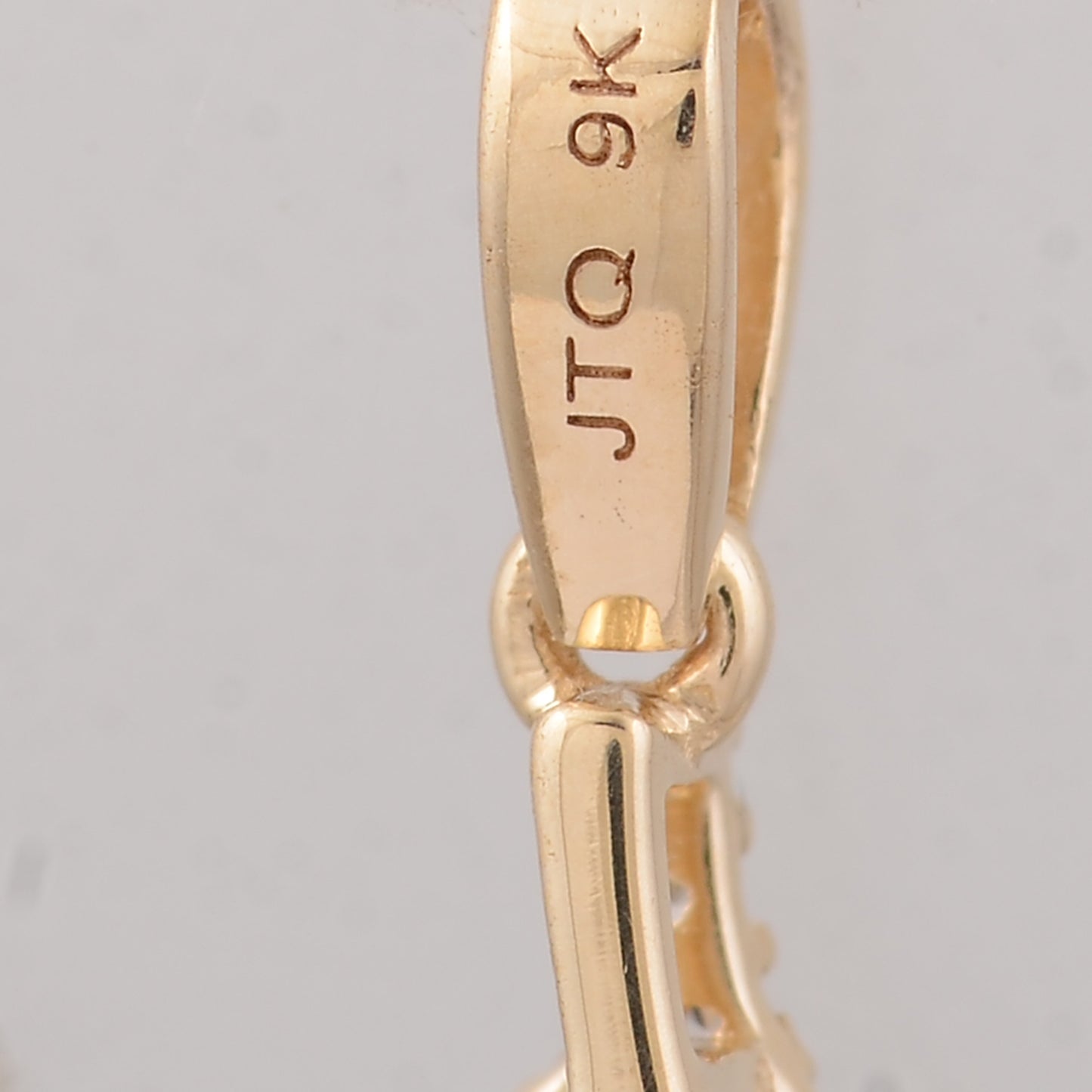 3.15 Ct Pear Sapphire 9K Gold Pendant