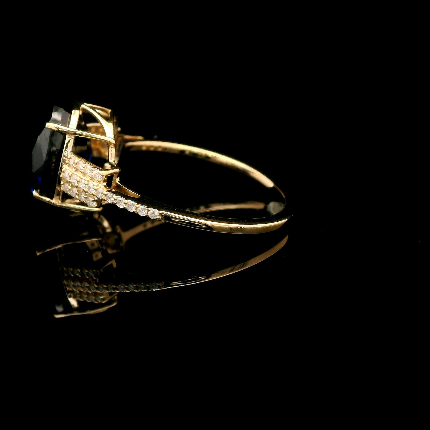 4.86 Ct Oval Mixed Cut Lab Grown Sapphire 14K Gold Ring