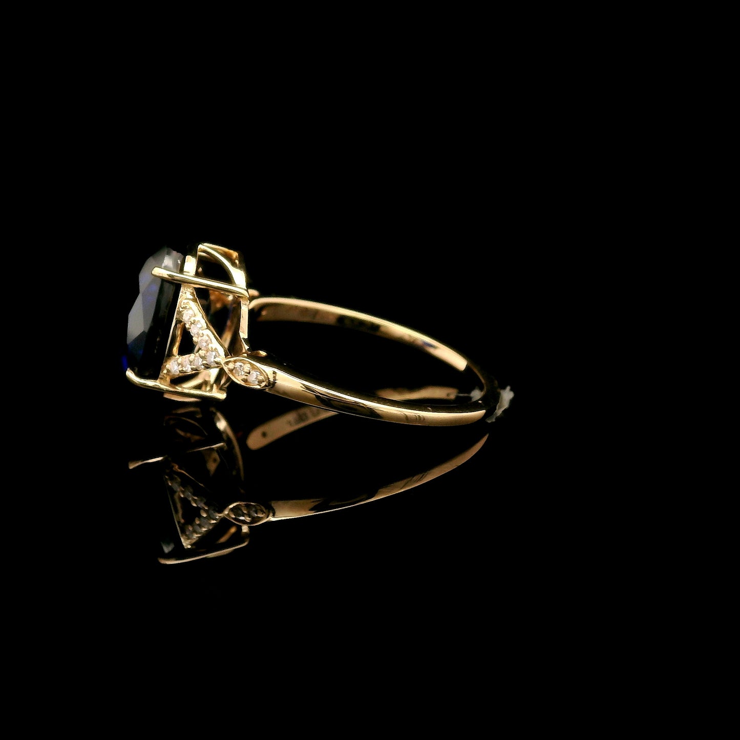 4.55 Ct Oval Mixed Cut Lab Grown Sapphire 14K Gold Ring