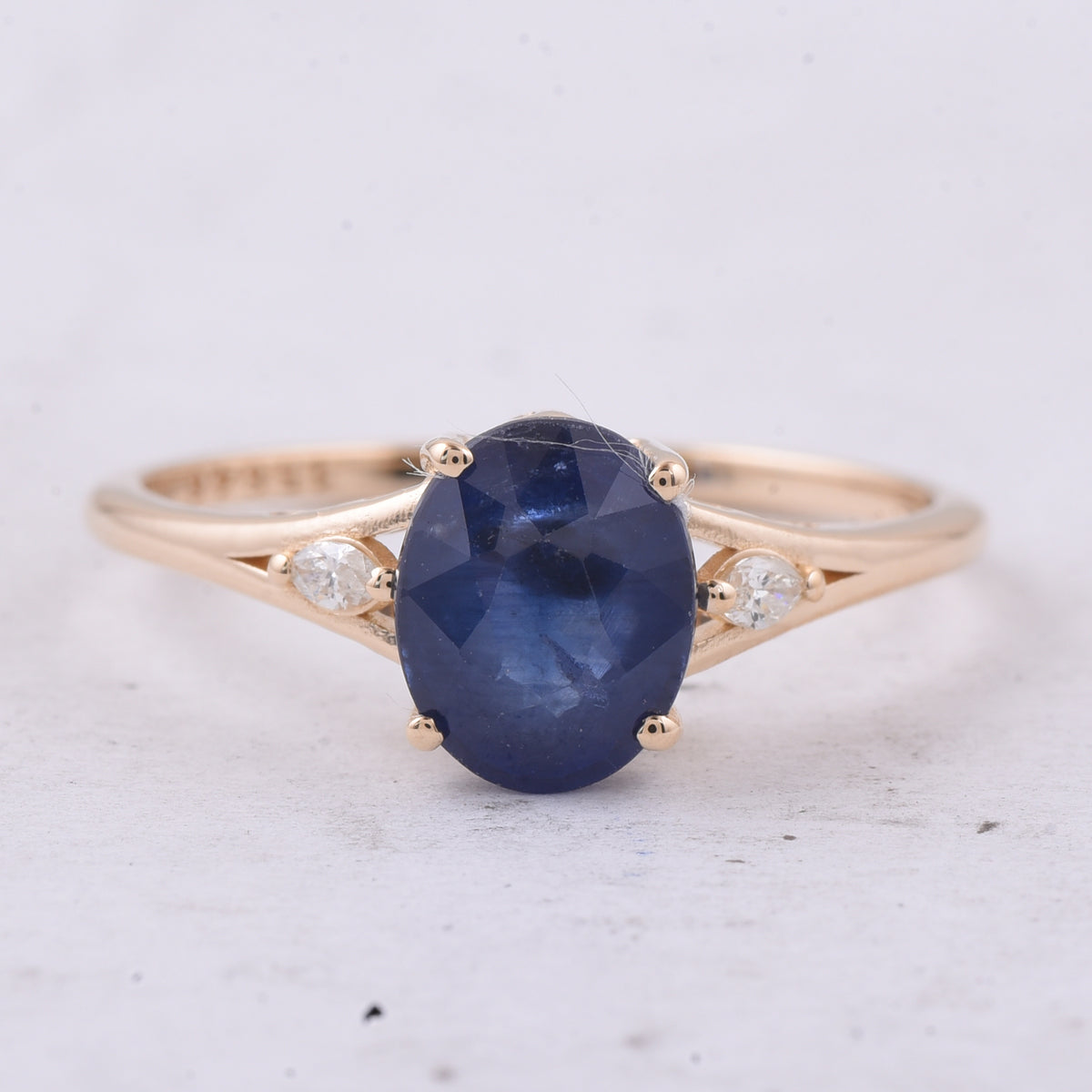 1.95 Ct Oval Natural Sapphire 14K Gold Ring