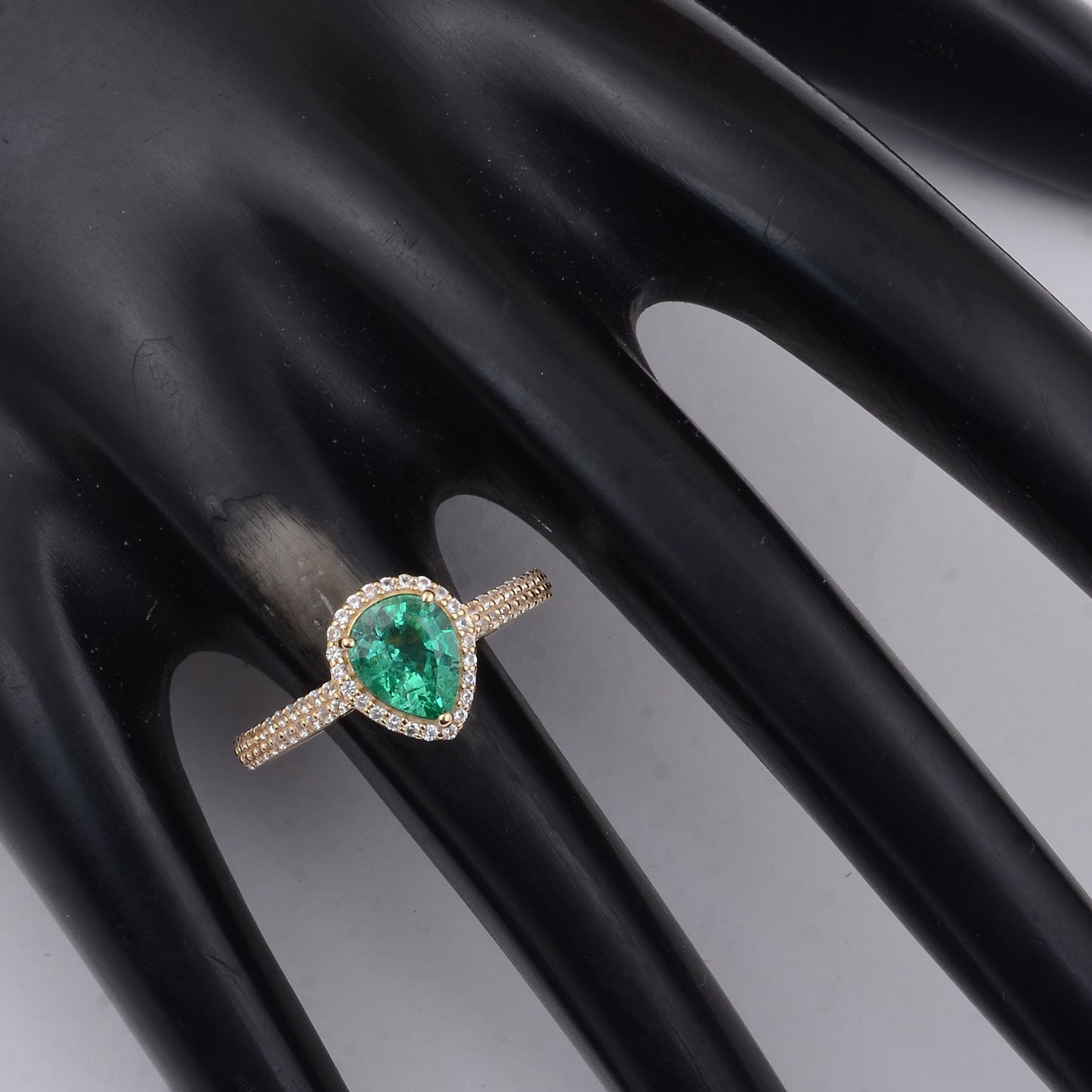 1.33 Ct Pear Emerald 9K Gold Ring