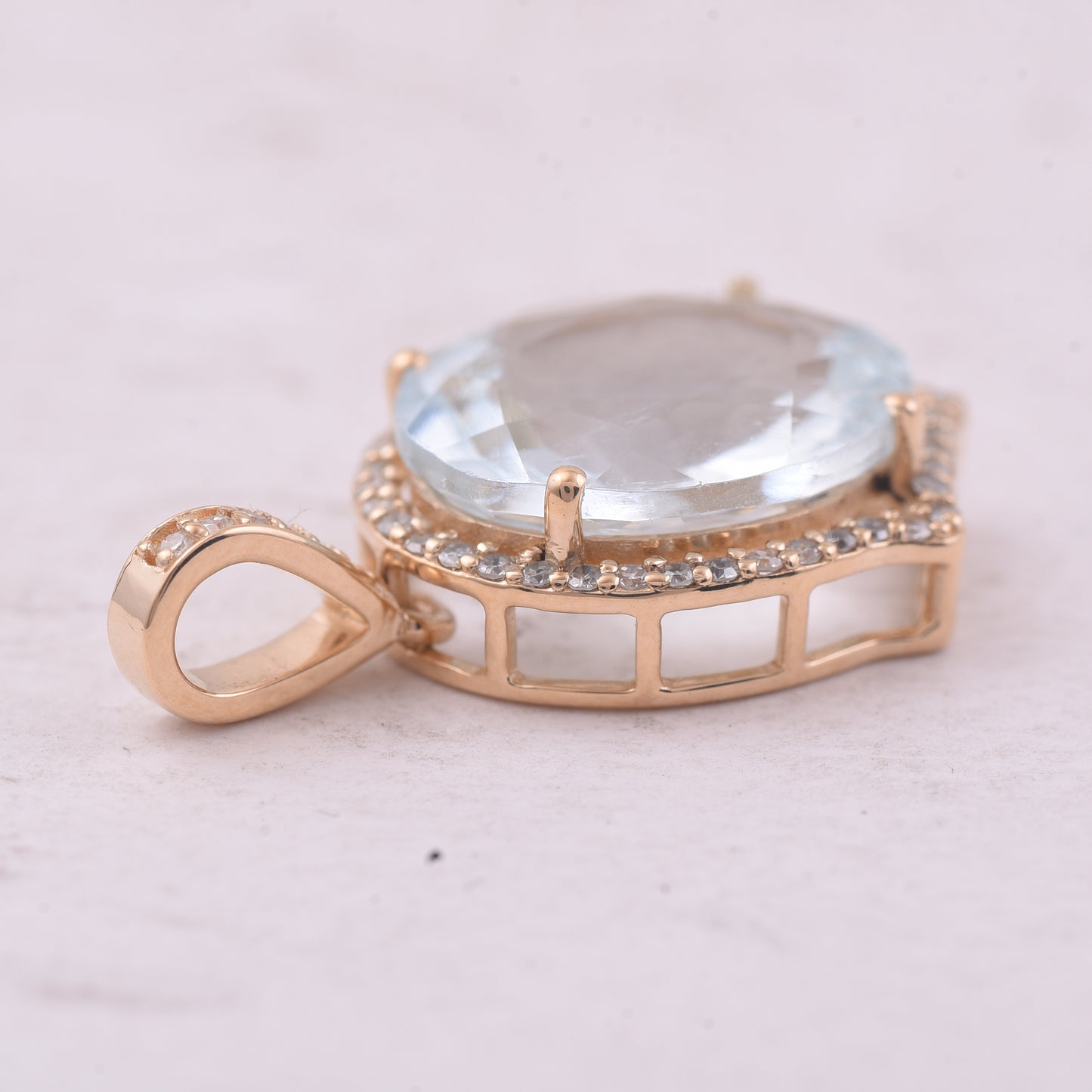 3.94 Ct Oval Mixed Cut Natural Aquamarine 14K Gold Pendant