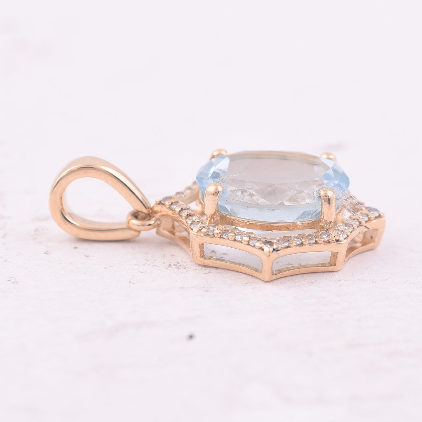 2.33 Ct Oval Mixed Cut Natural Aquamarine 14K Gold Pendant