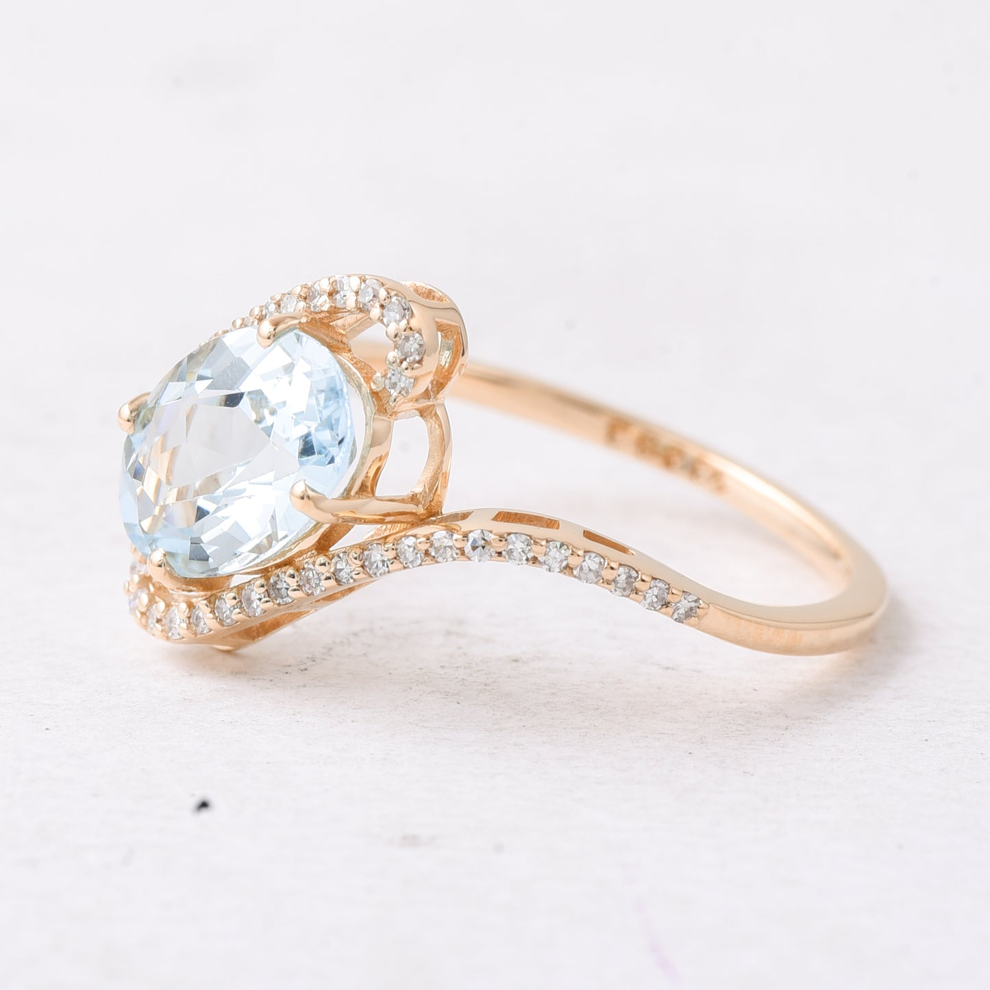 1.58 Ct Oval Mixed Cut Natural Aquamarine 14K Gold Ring