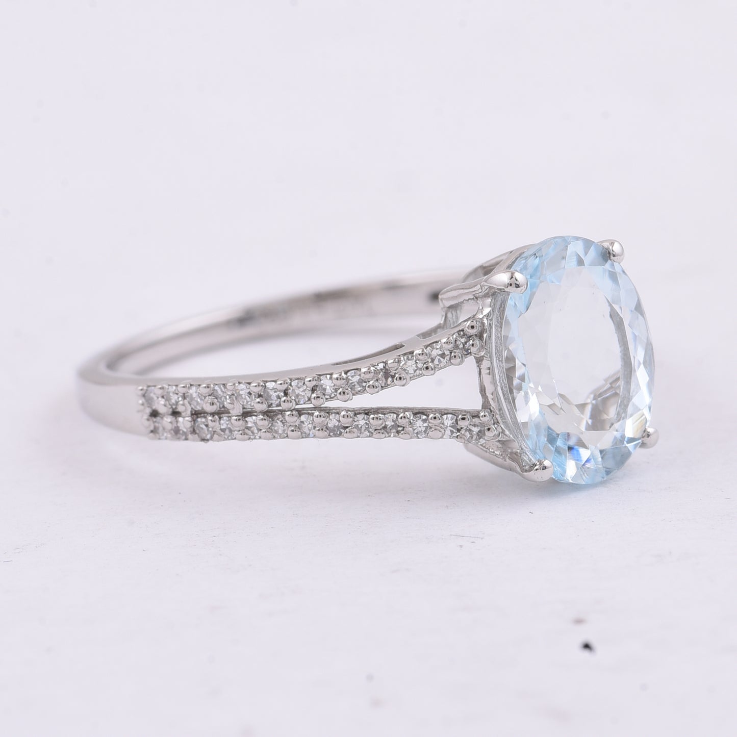 1.73 Ct Oval Natural Aquamarine 950 Platinum Ring