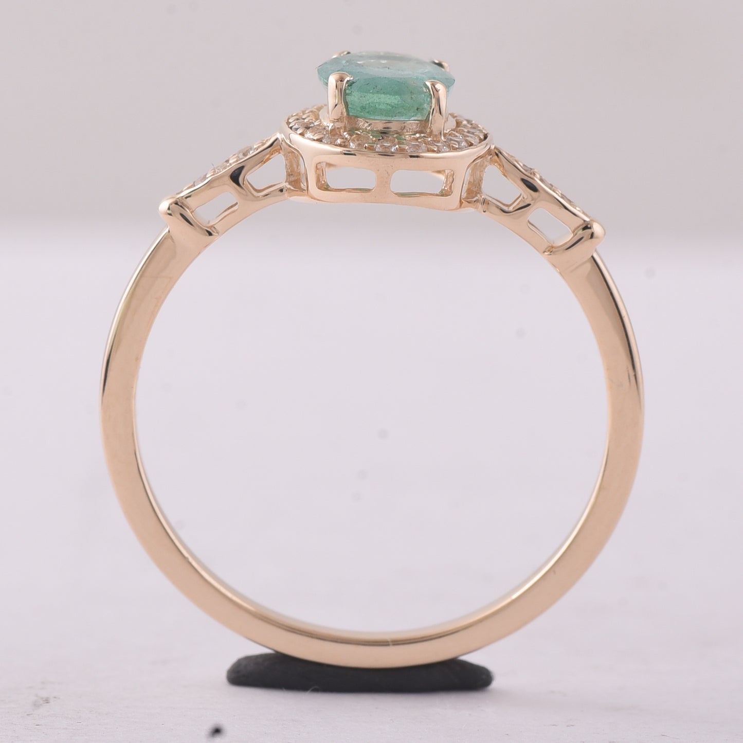 0.73 Ct Oval Emerald 9K Gold Ring