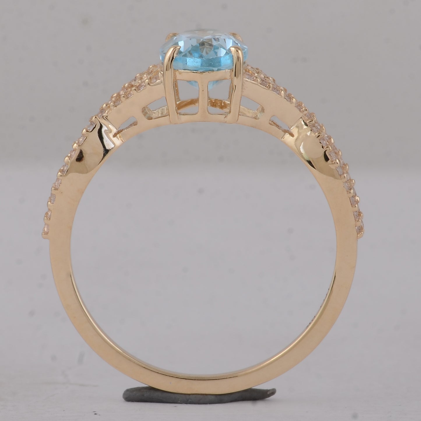 1.60 Ct Oval Blue Topaz 9K Gold Ring