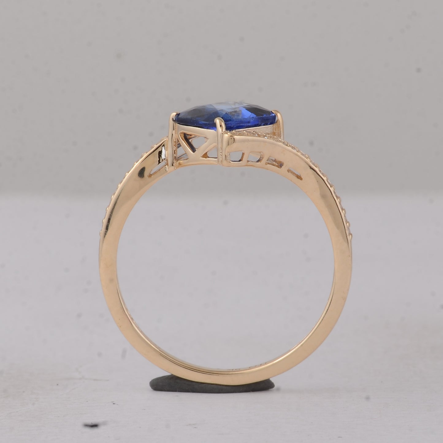 1.65 Ct Cushion Sapphire 9K Gold Ring