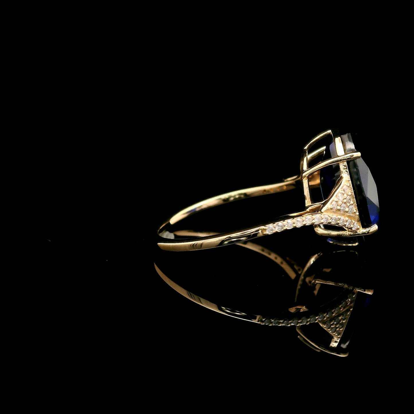 7.53 Ct Oval Mixed Cut Lab Grown Sapphire 14K Gold Ring