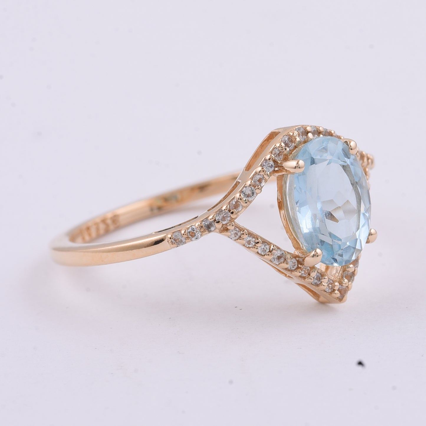 1.28 Ct Oval Natural Aquamarine 14K Gold Ring
