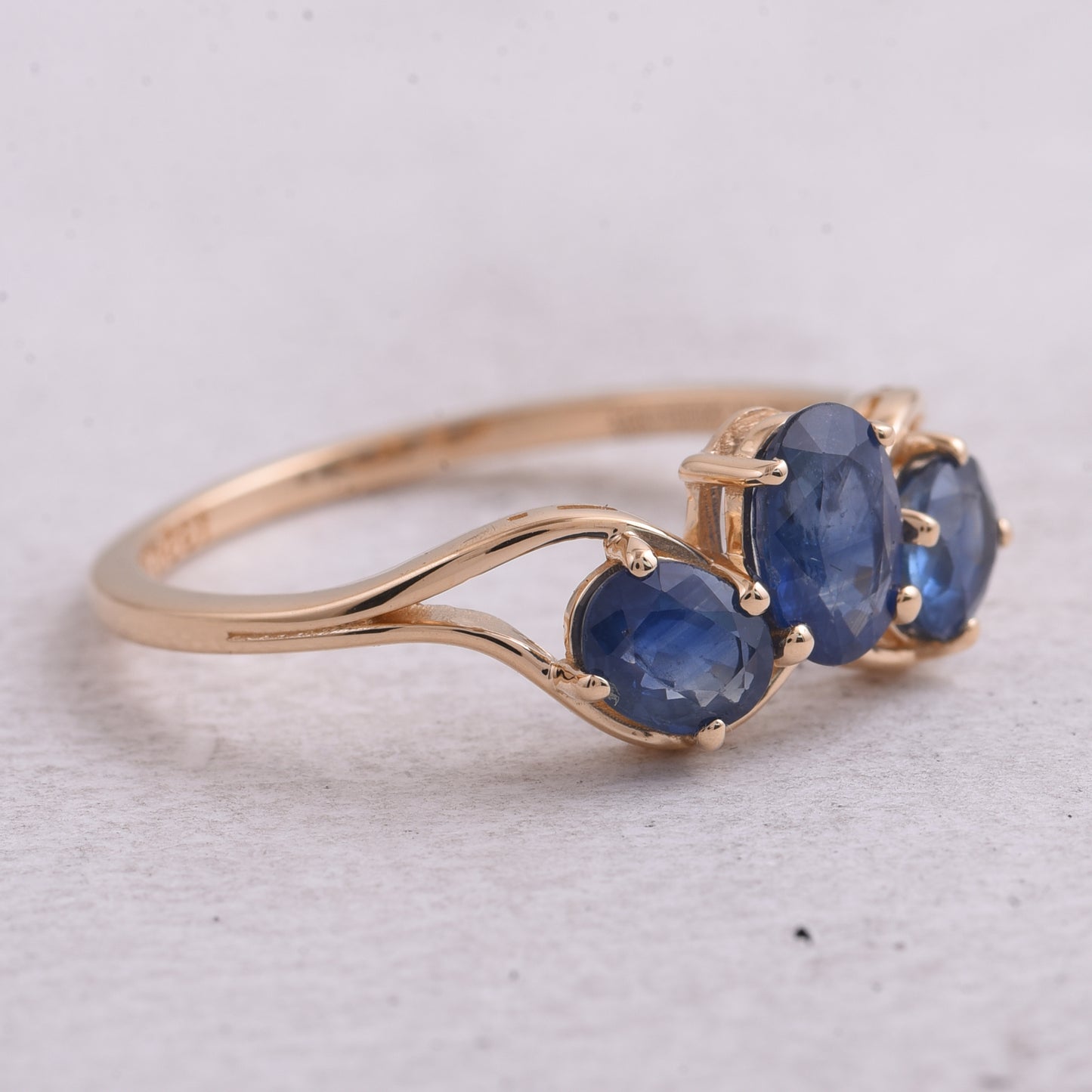 1.48 Ct Oval Natural Sapphire 14K Gold Ring