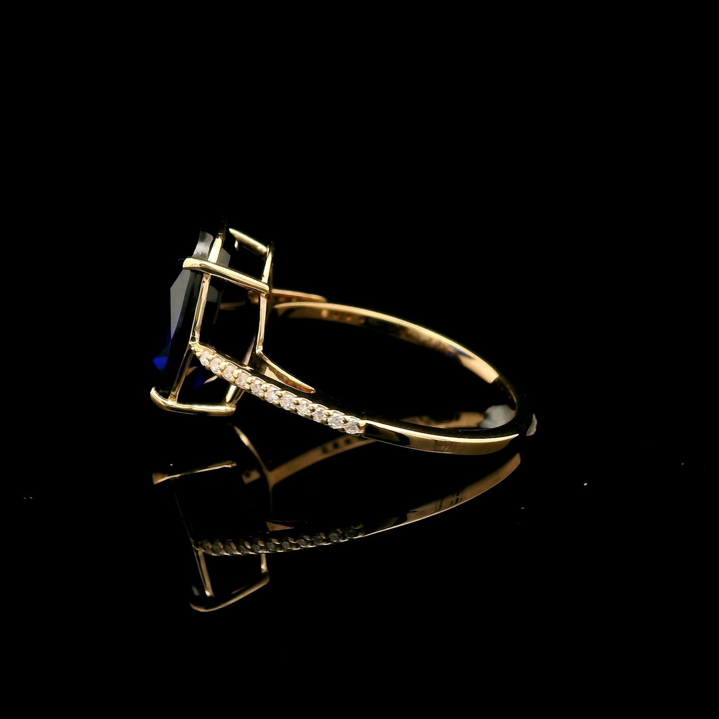 6.60 Ct Oval Mixed Cut Lab Grown Sapphire 14K Gold Ring