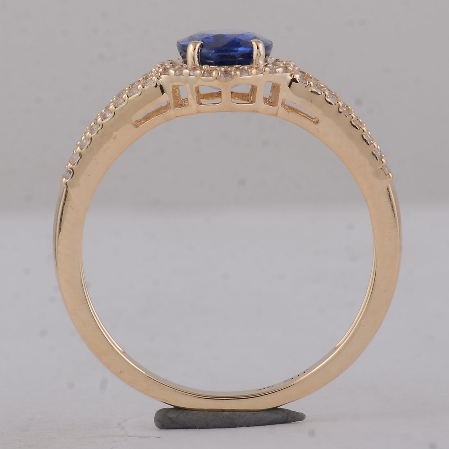 1.81 Ct Oval Sapphire 9K Gold Ring
