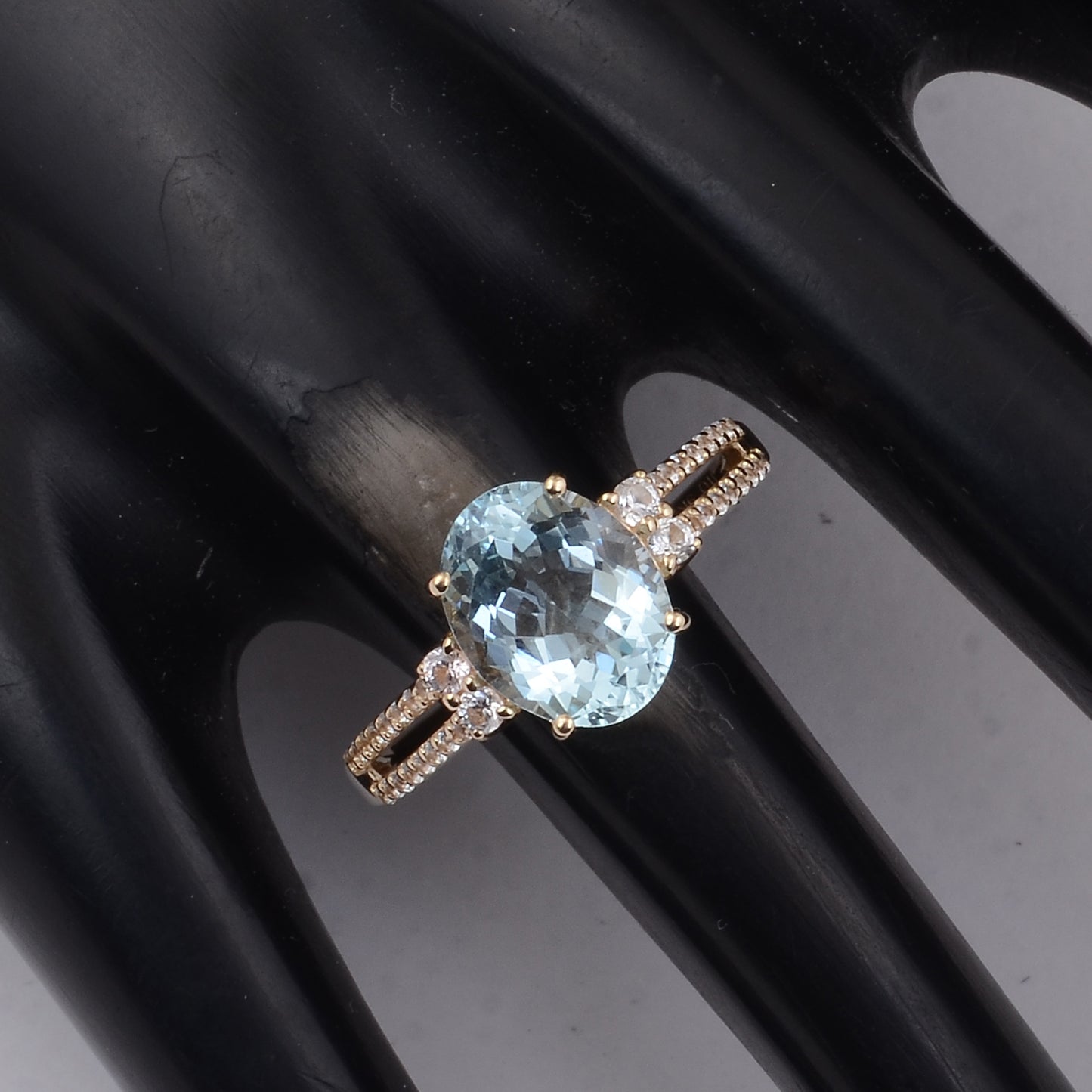 2.38 Ct Oval Aquamarine 9K Gold Ring