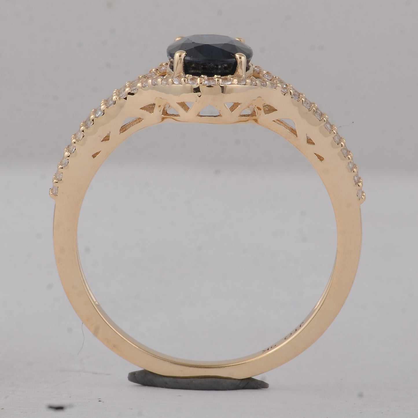 1.74 Ct Oval Sapphire 9K Gold Ring