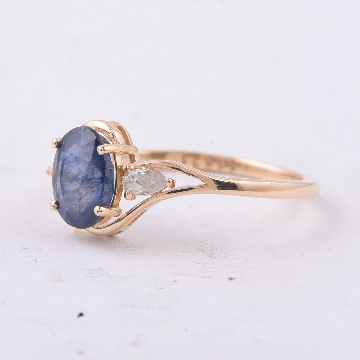 1.70 Ct Oval Natural Sapphire 14K Gold Ring