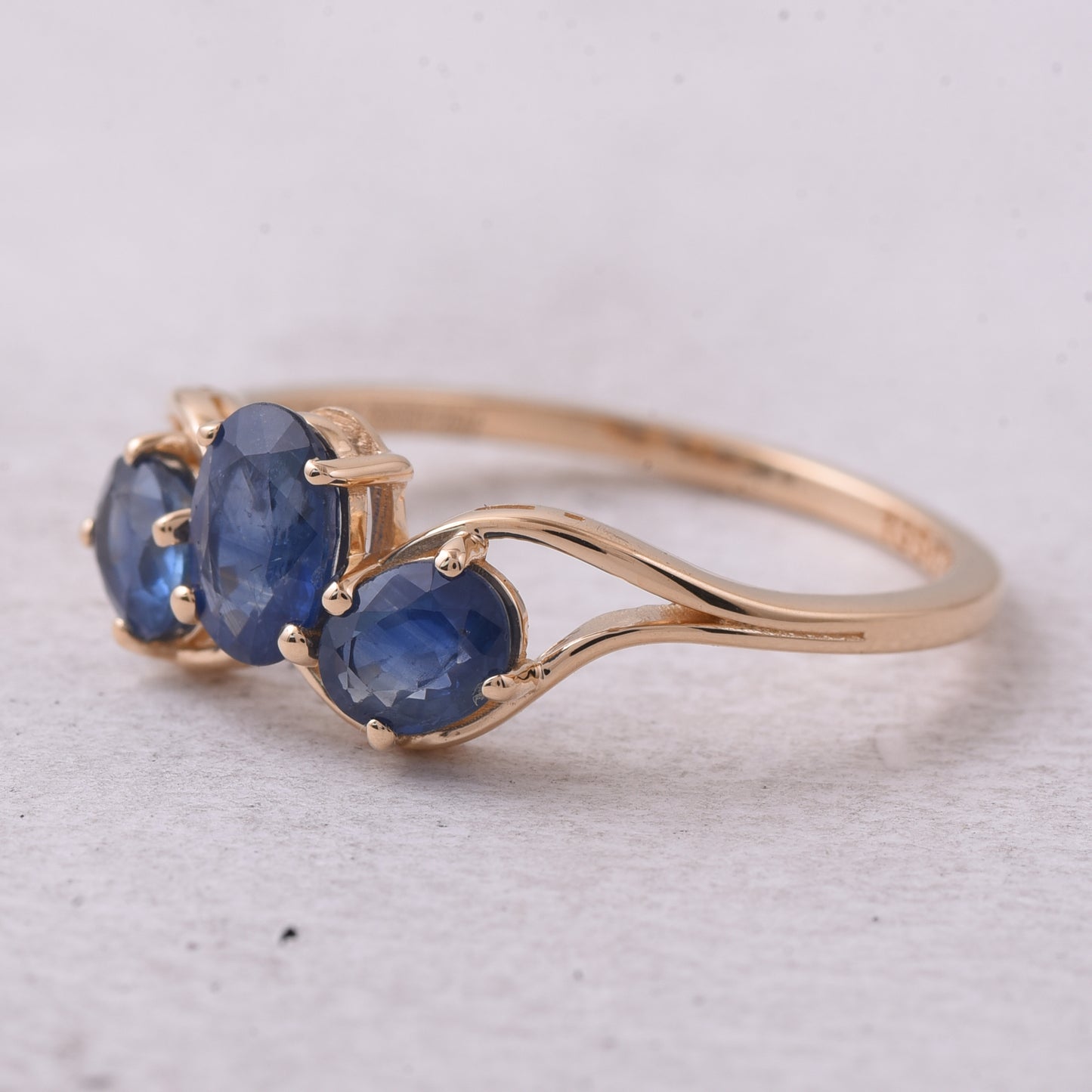 1.48 Ct Oval Natural Sapphire 14K Gold Ring
