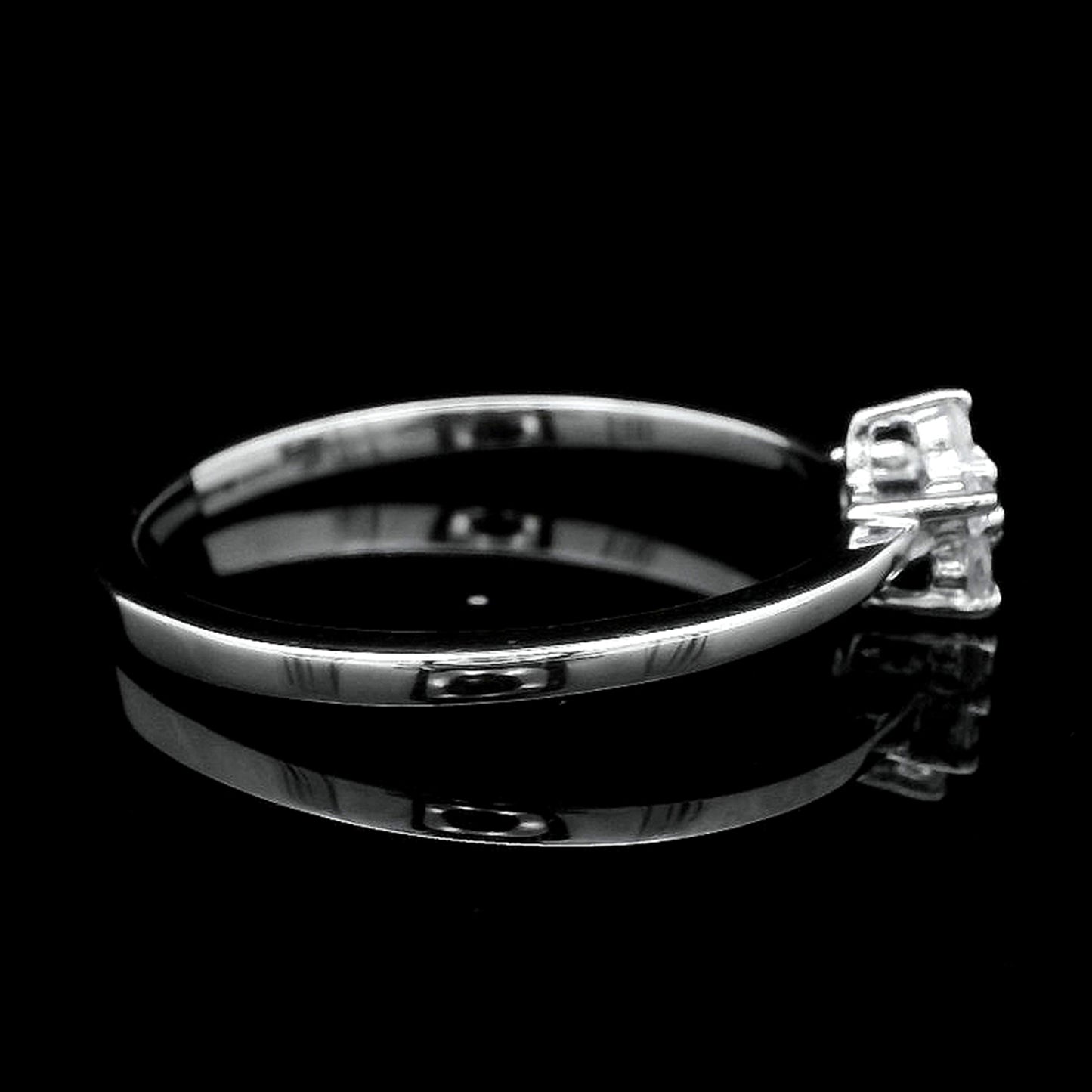 0.13 Ct Round Diamond 925 Silver Ring