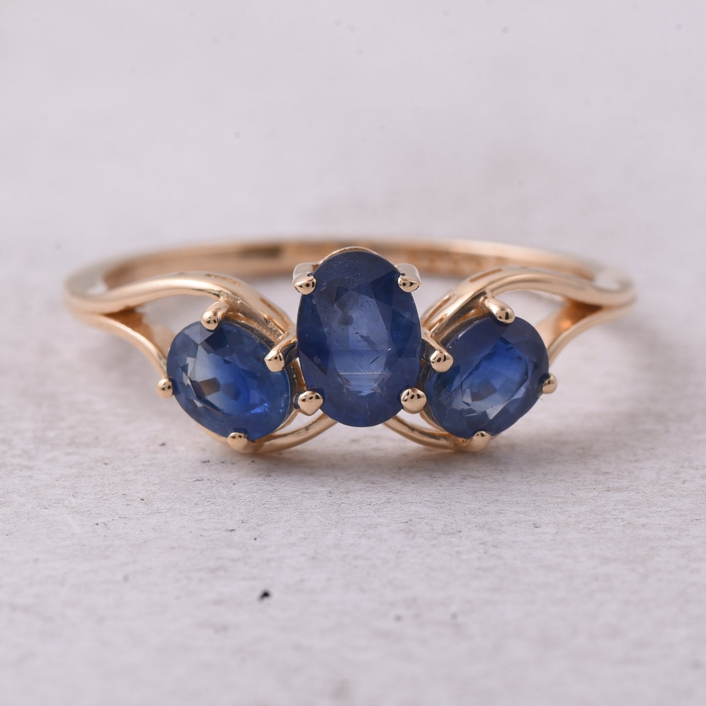 1.48 Ct Oval Natural Sapphire 14K Gold Ring