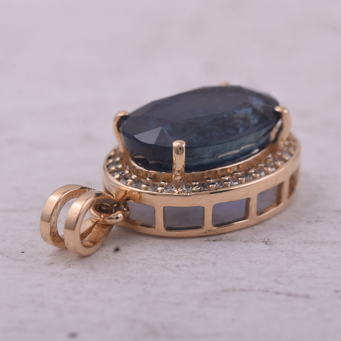 4.04 Ct Oval Mixed Cut Natural Sapphire 14K Gold Pendant