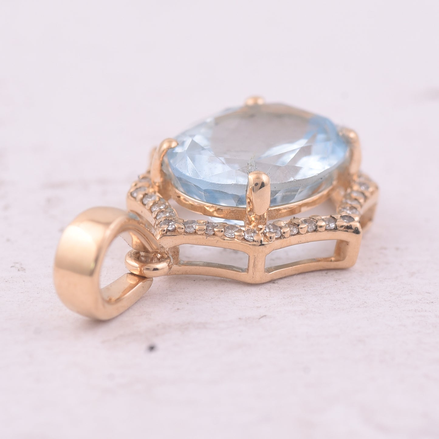 2.33 Ct Oval Mixed Cut Natural Aquamarine 14K Gold Pendant