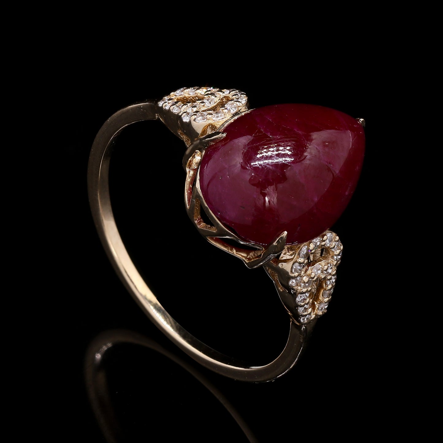5.61 Ct Pear Cabochon Natural Corundum Ruby 14K Gold Ring