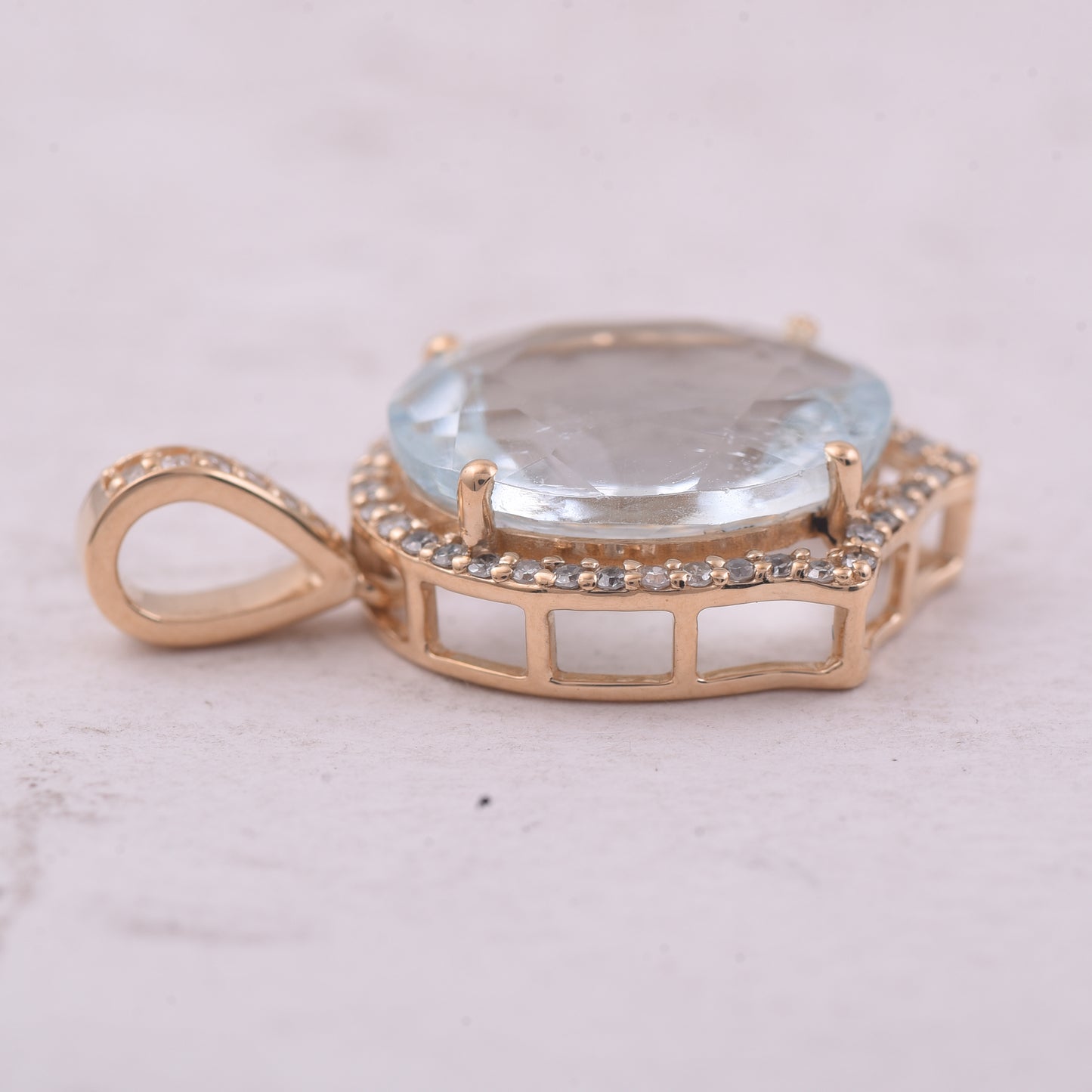 3.94 Ct Oval Mixed Cut Natural Aquamarine 14K Gold Pendant