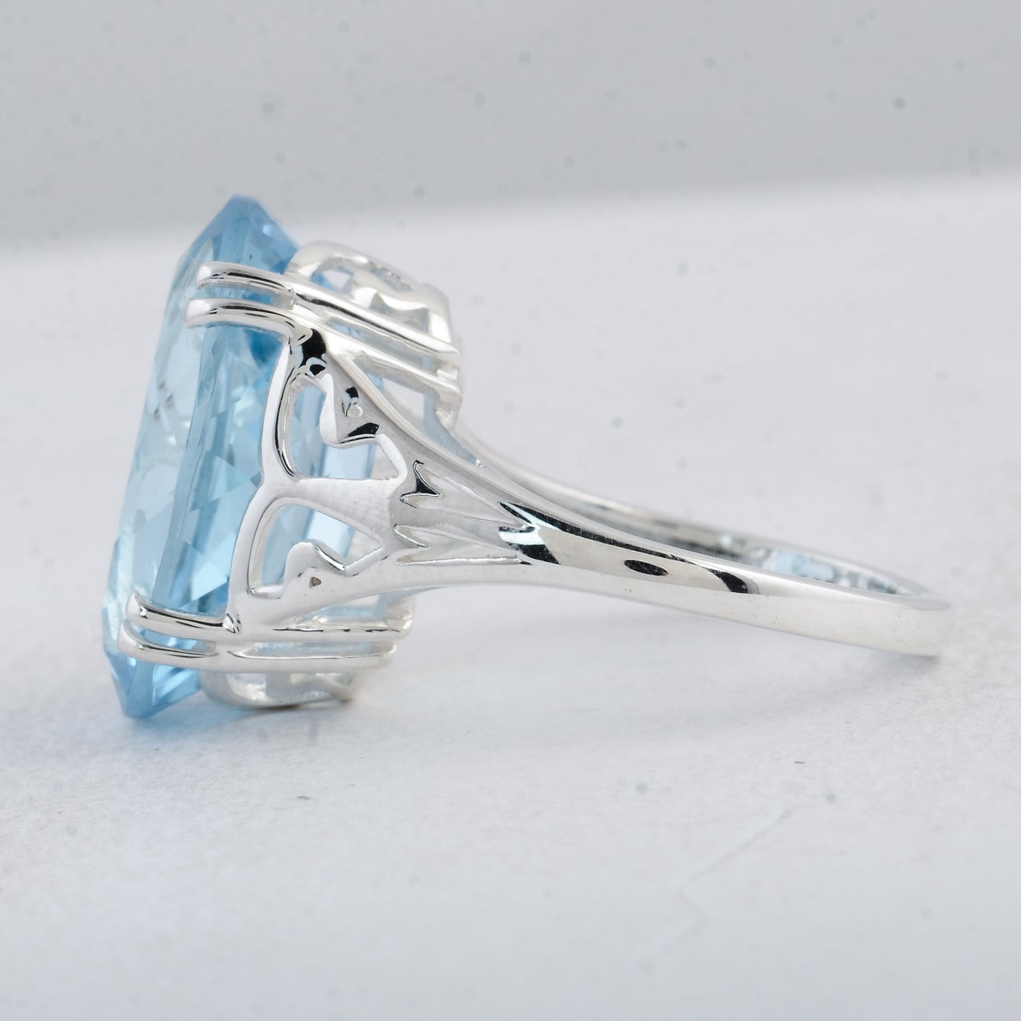 14.82 Ct Oval Swiss Blue Topaz 925 Sterling Silver Ring