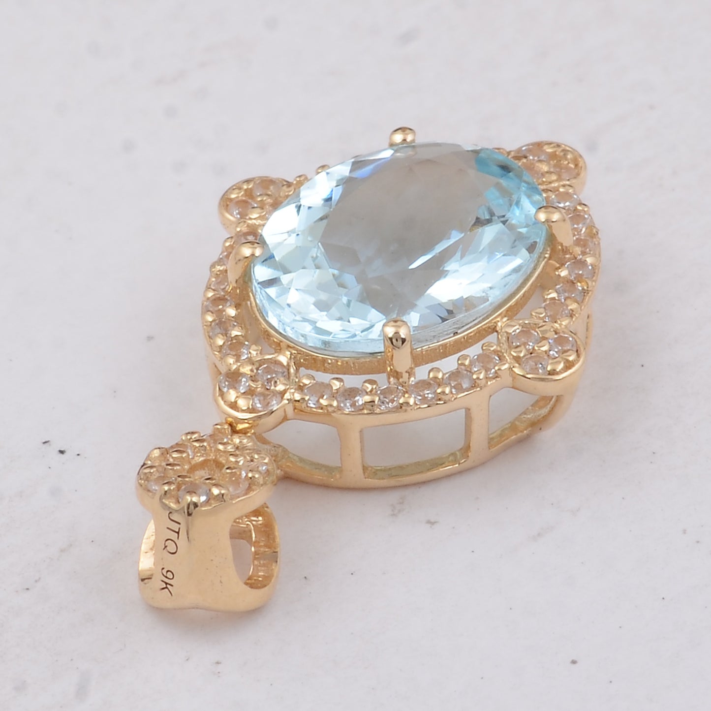 2.27 Ct Oval Aquamarine 9K Gold Pendant