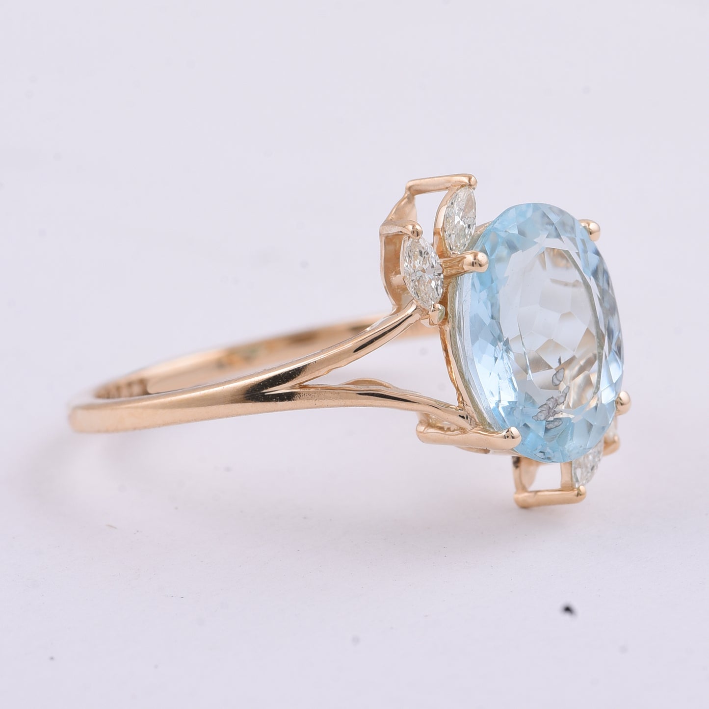 2.31 Ct Oval Natural Aquamarine 14K Gold Ring
