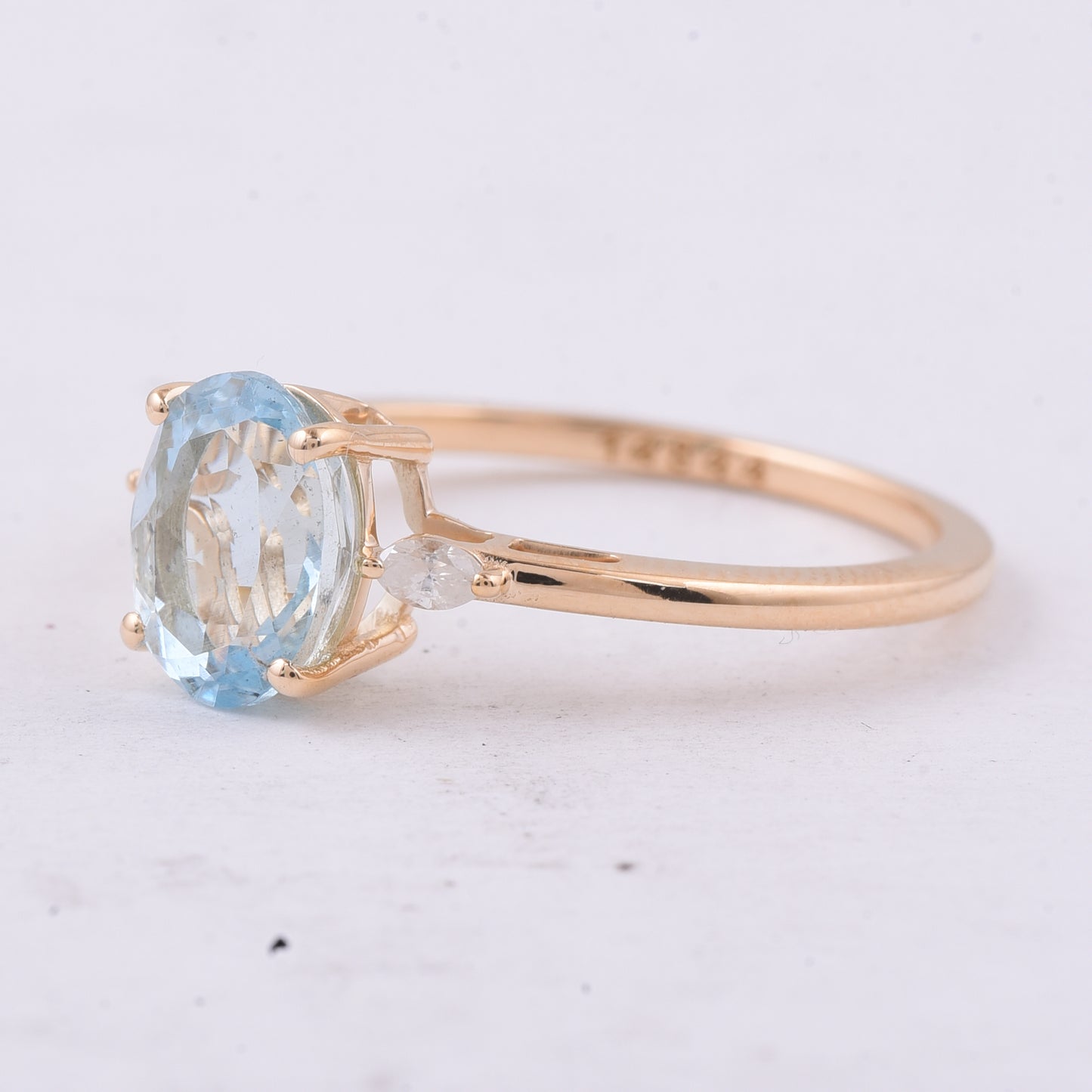 1.35 Ct Oval Natural Aquamarine 14K Gold Ring