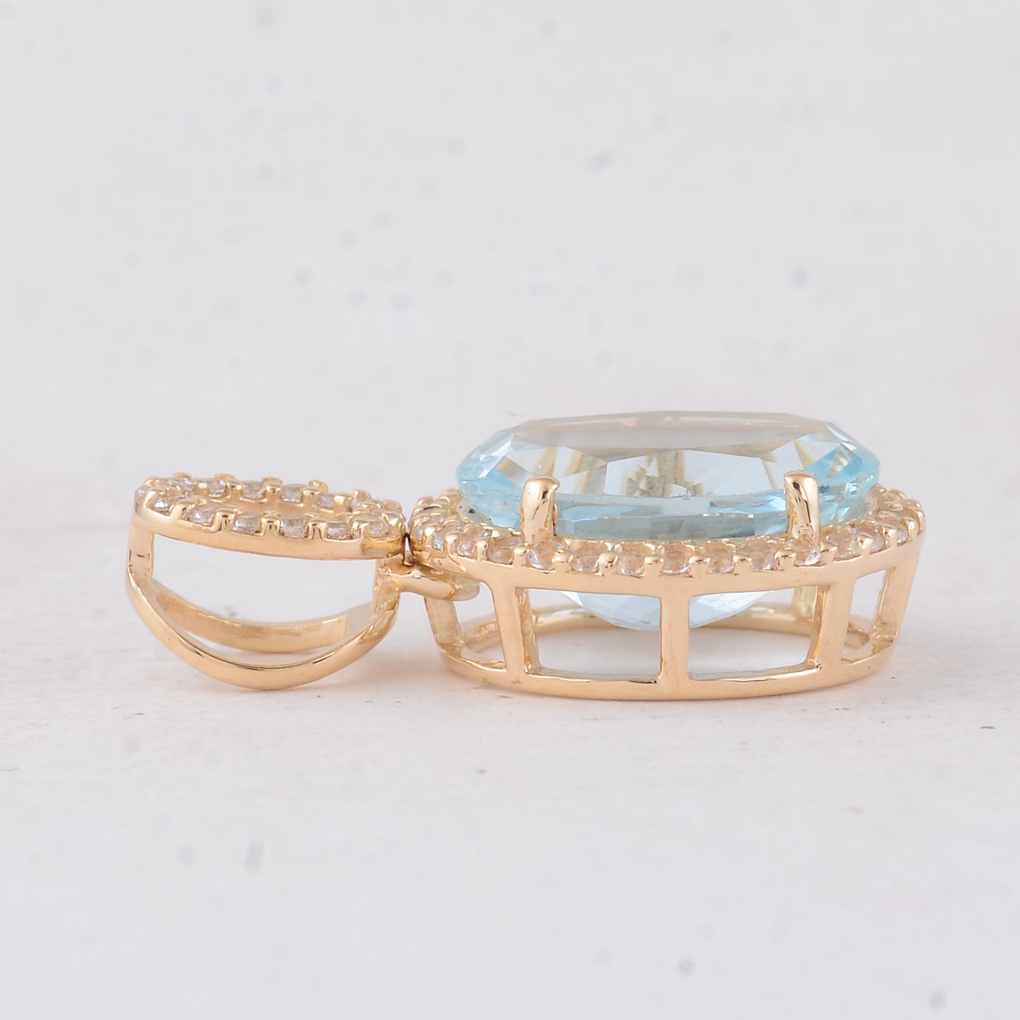 2.45 Ct Oval Aquamarine 9K Gold Pendant