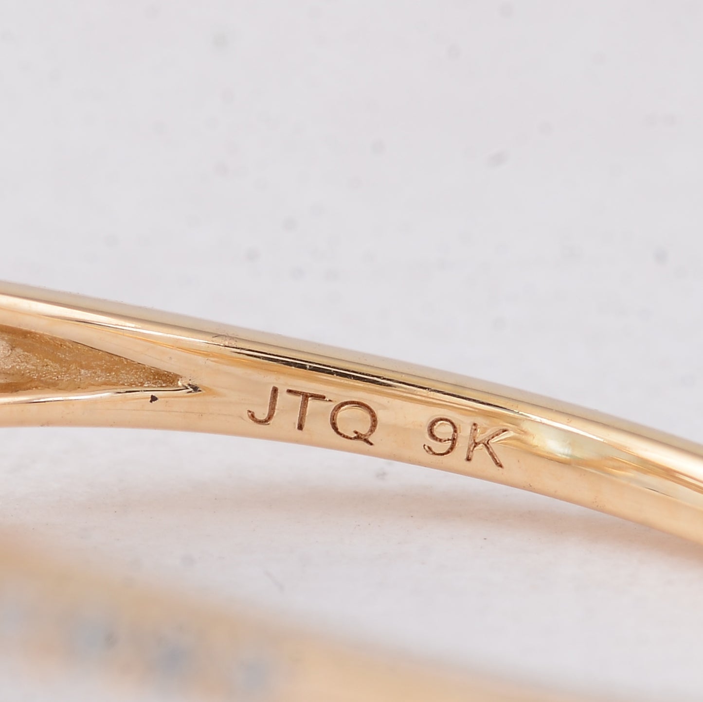 2.38 Ct Oval Aquamarine 9K Gold Ring