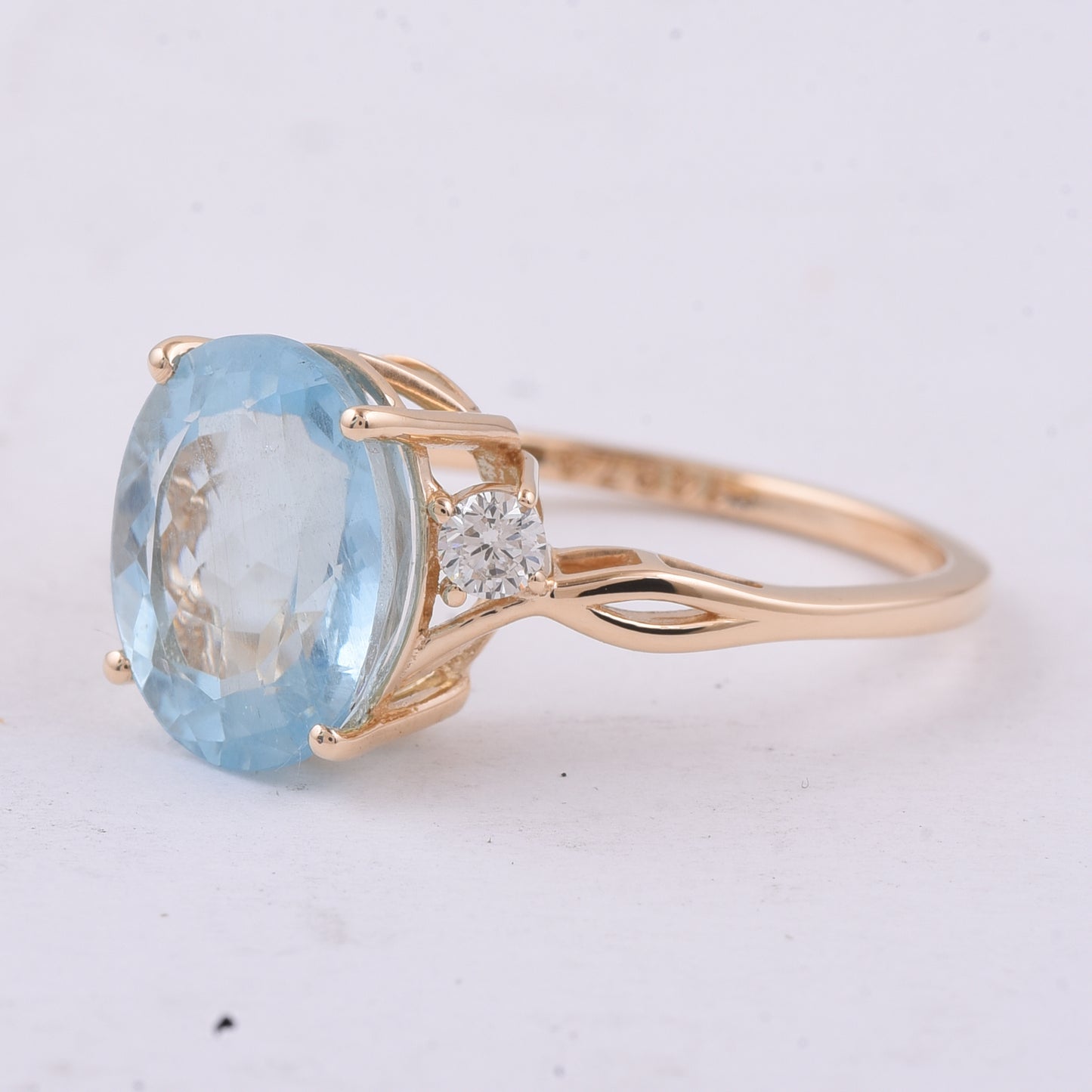3.58 Ct Oval Natural Aquamarine 14K Gold Ring