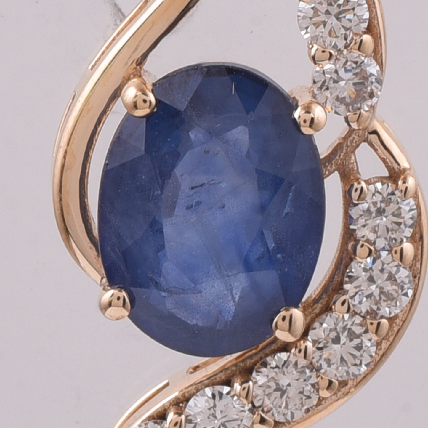 1.92 Ct Oval Natural Sapphire 14K Gold Pendant