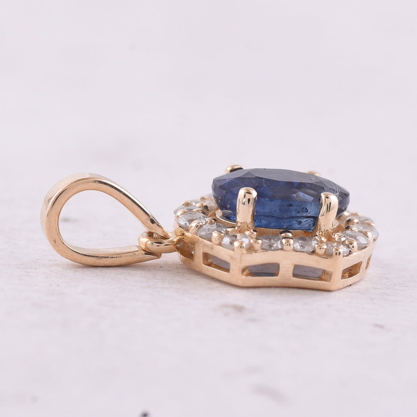 1.41 Ct Oval Blue Sapphire 9K Gold Pendant