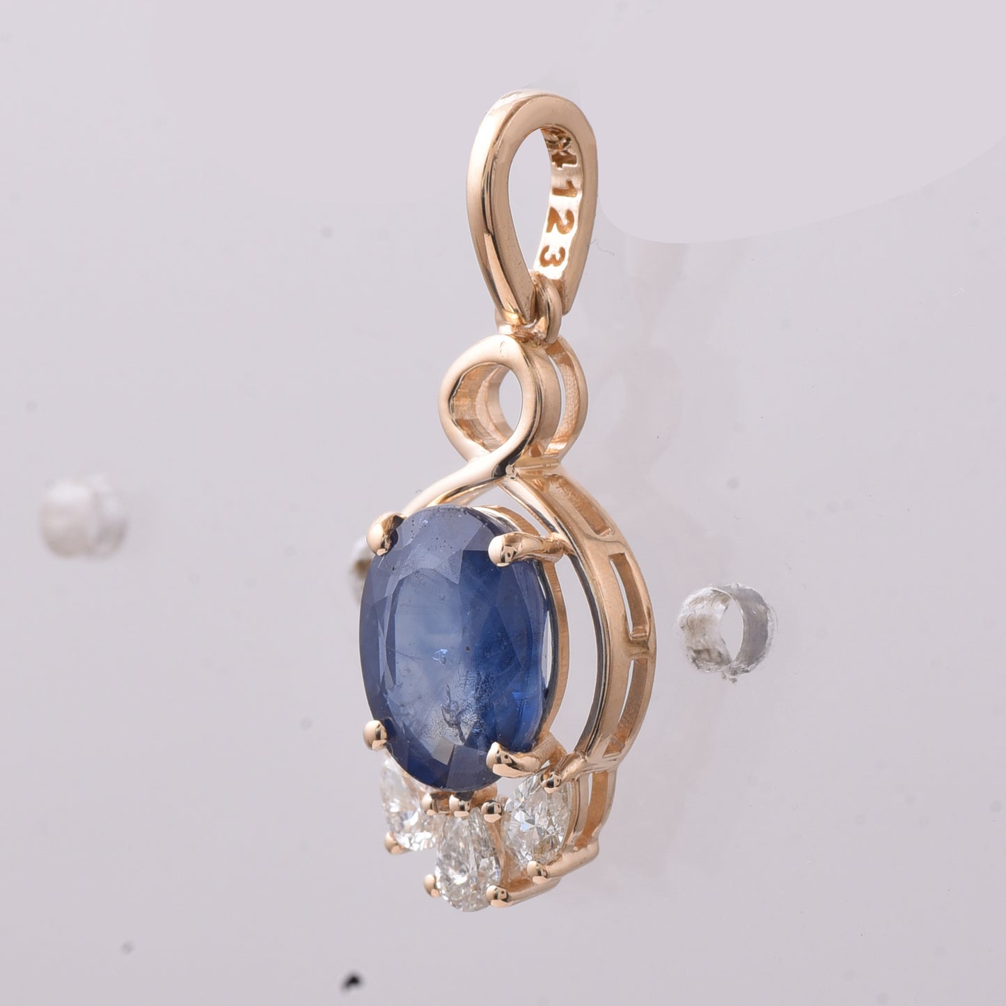 2.09 Ct Oval Sapphire 14K Gold Pendant