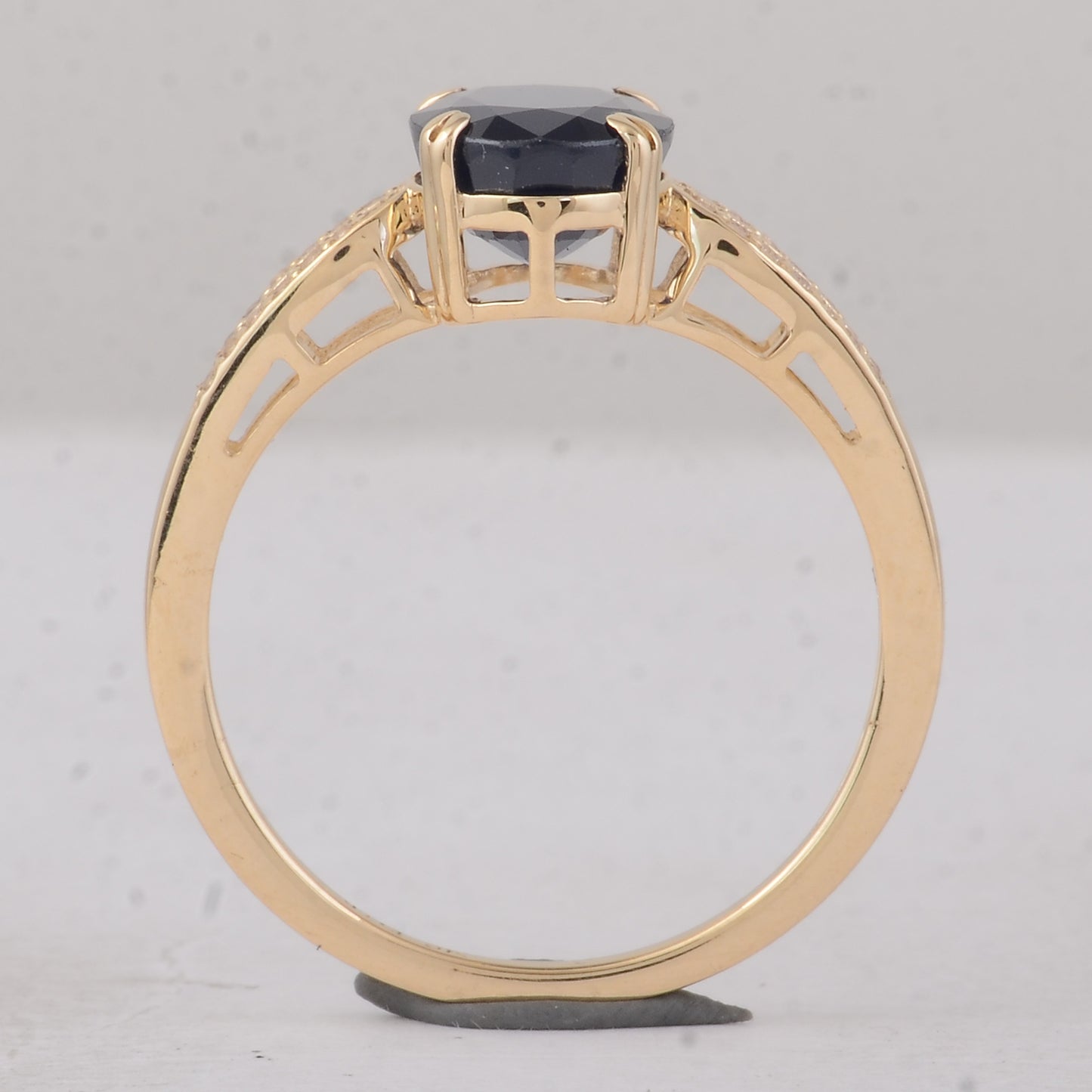 2.75 Ct Oval Sapphire 9K Gold Ring