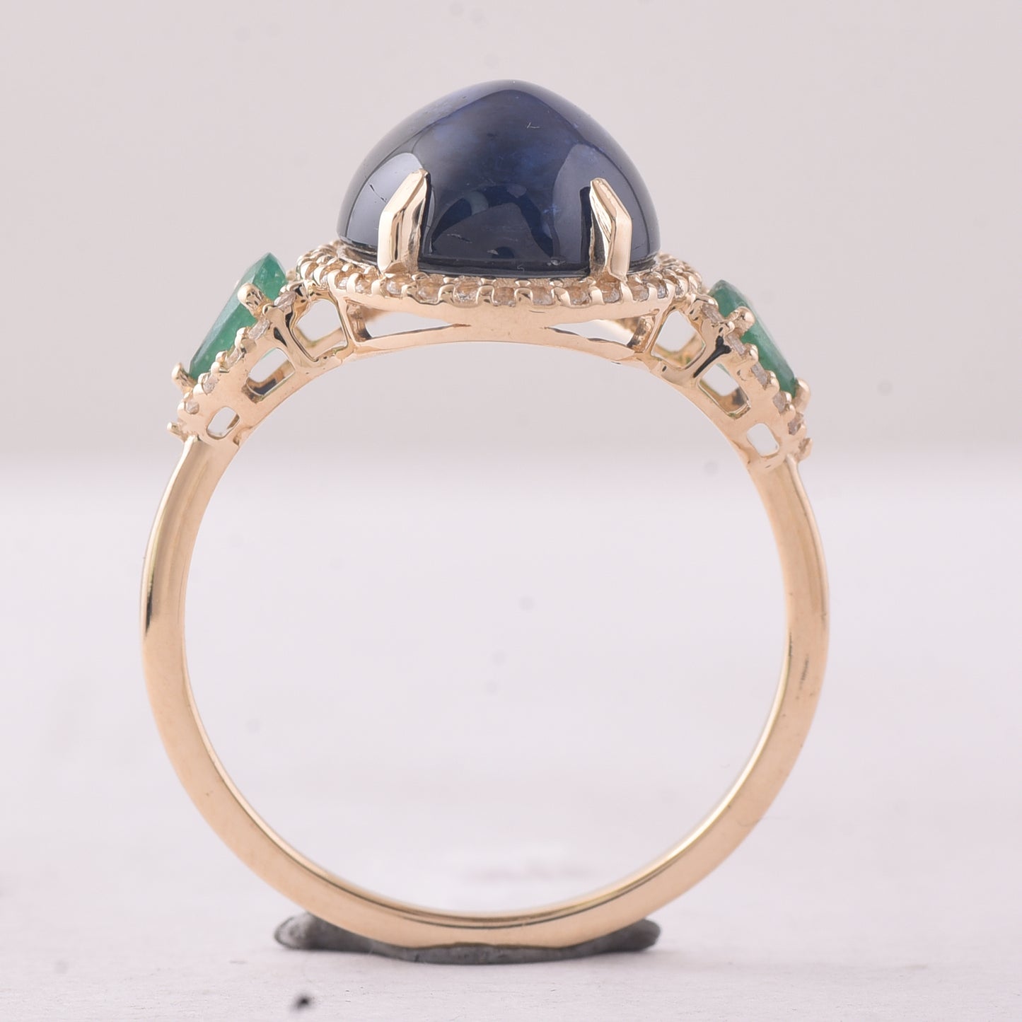 6.80 Ct Oval Sapphire 9K Gold Ring