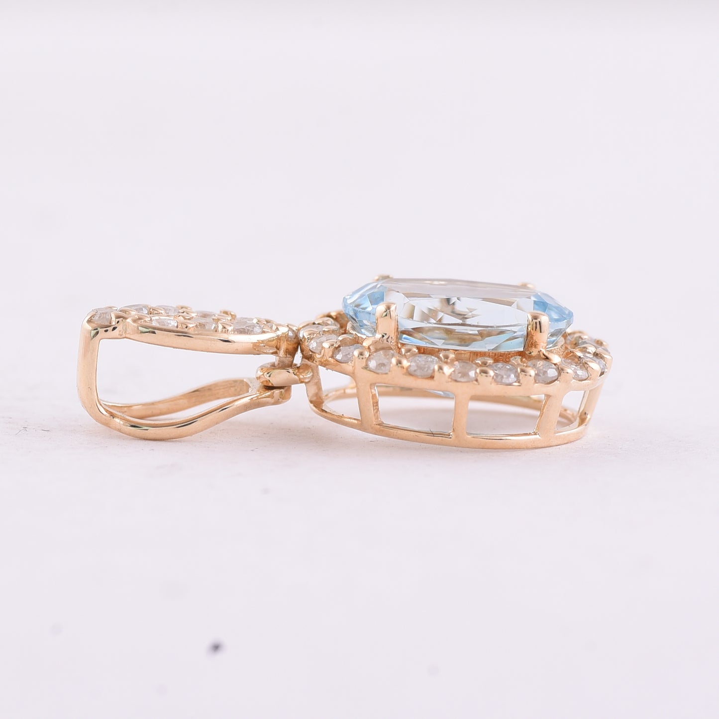 1.80 Ct Oval Aquamarine 9K Gold Pendant