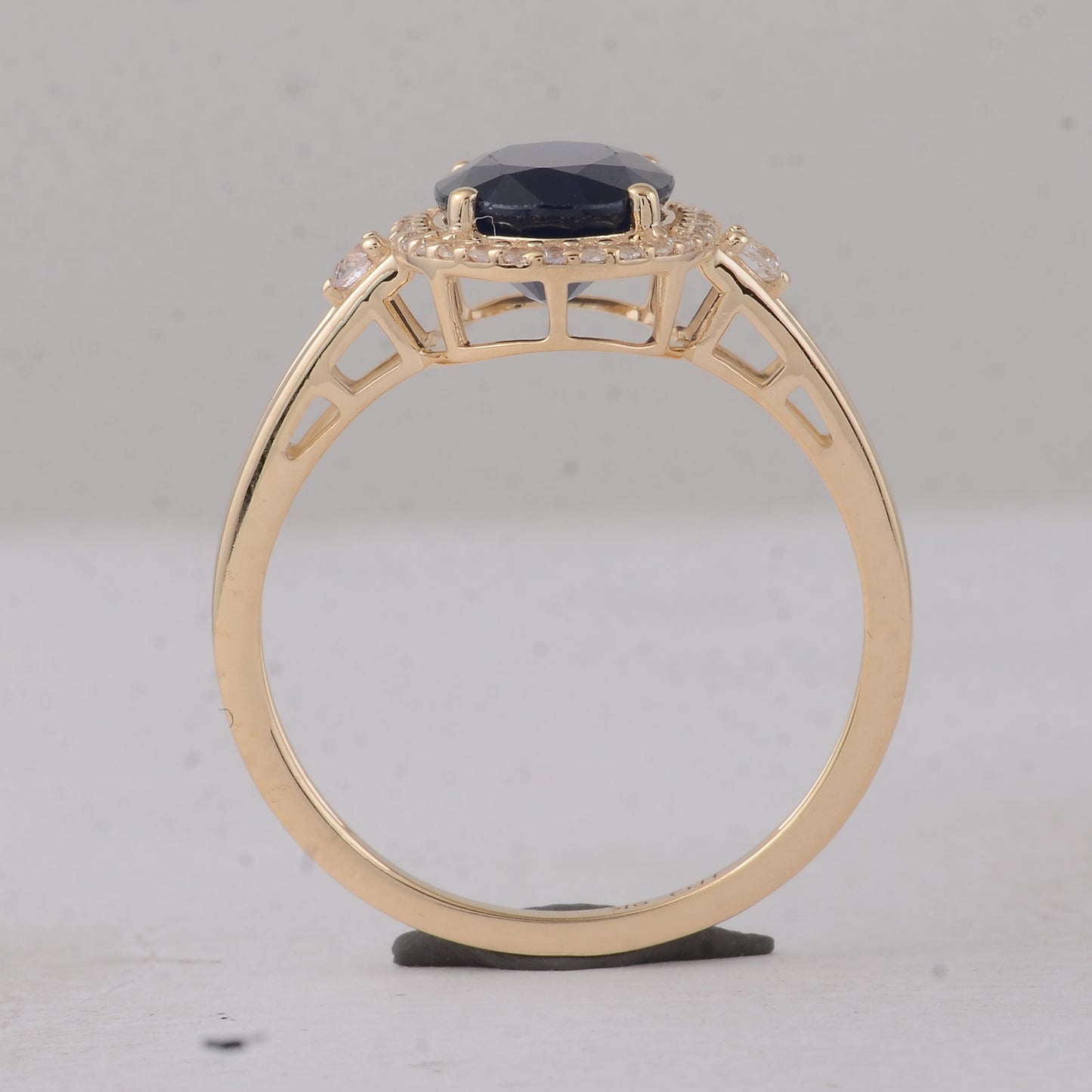 2.61 Ct Oval Sapphire 9K Gold Ring