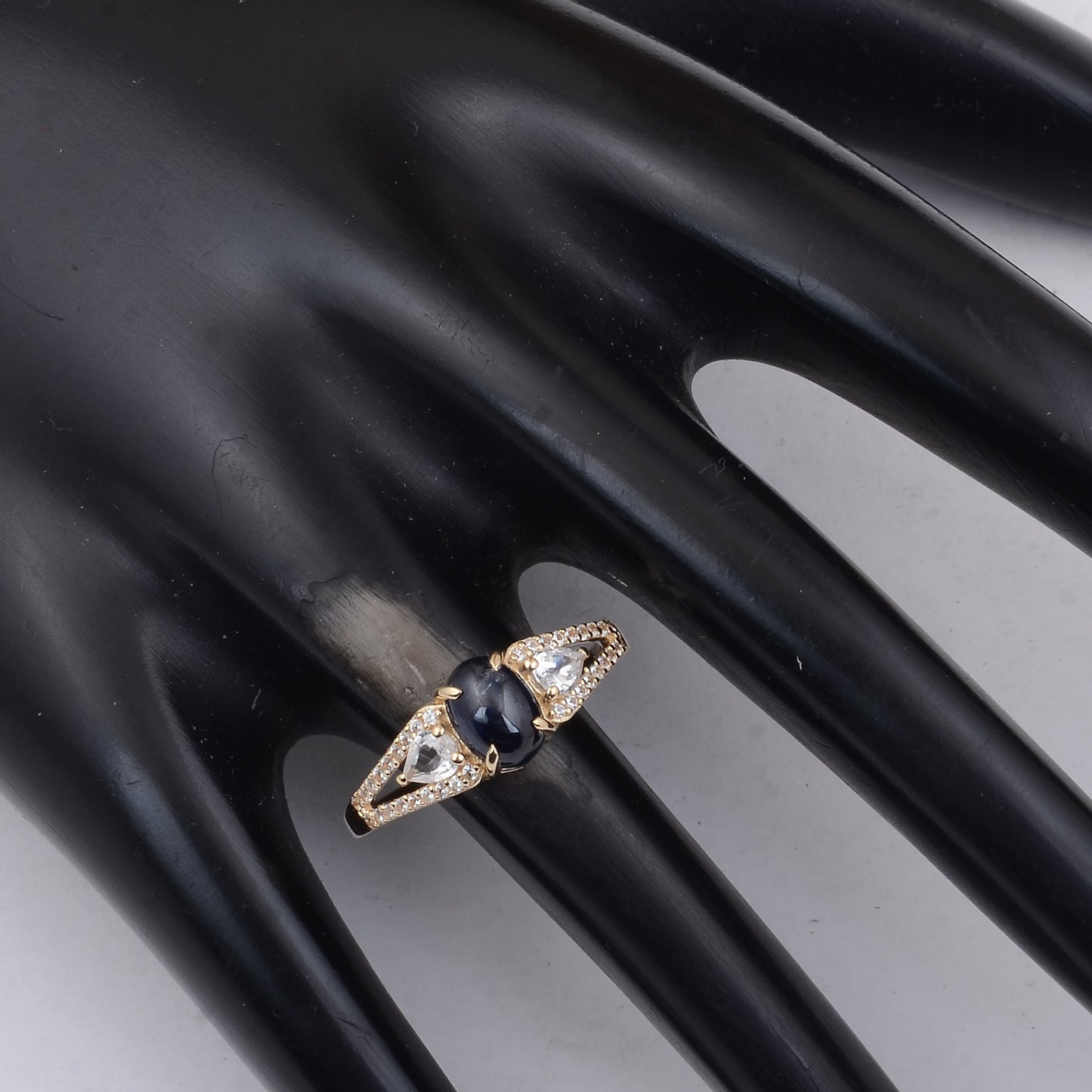 1.75 Ct Oval Sapphire 9K Gold Ring