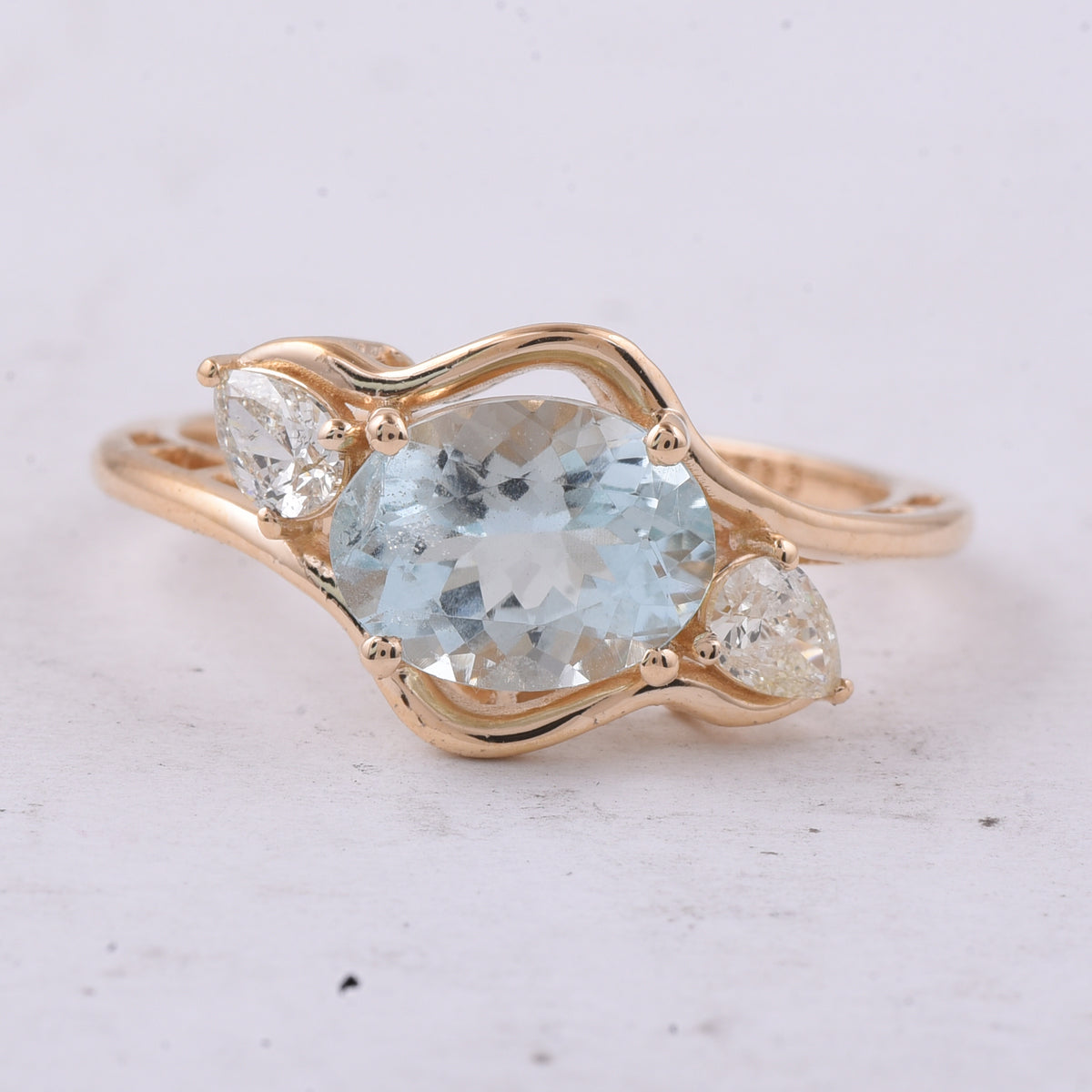 2.04 Ct Oval Natural Aquamarine 14K Gold Ring