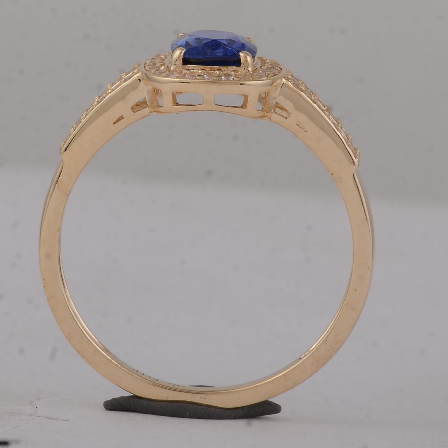 1.27 Ct Cushion Sapphire 9K Gold Ring