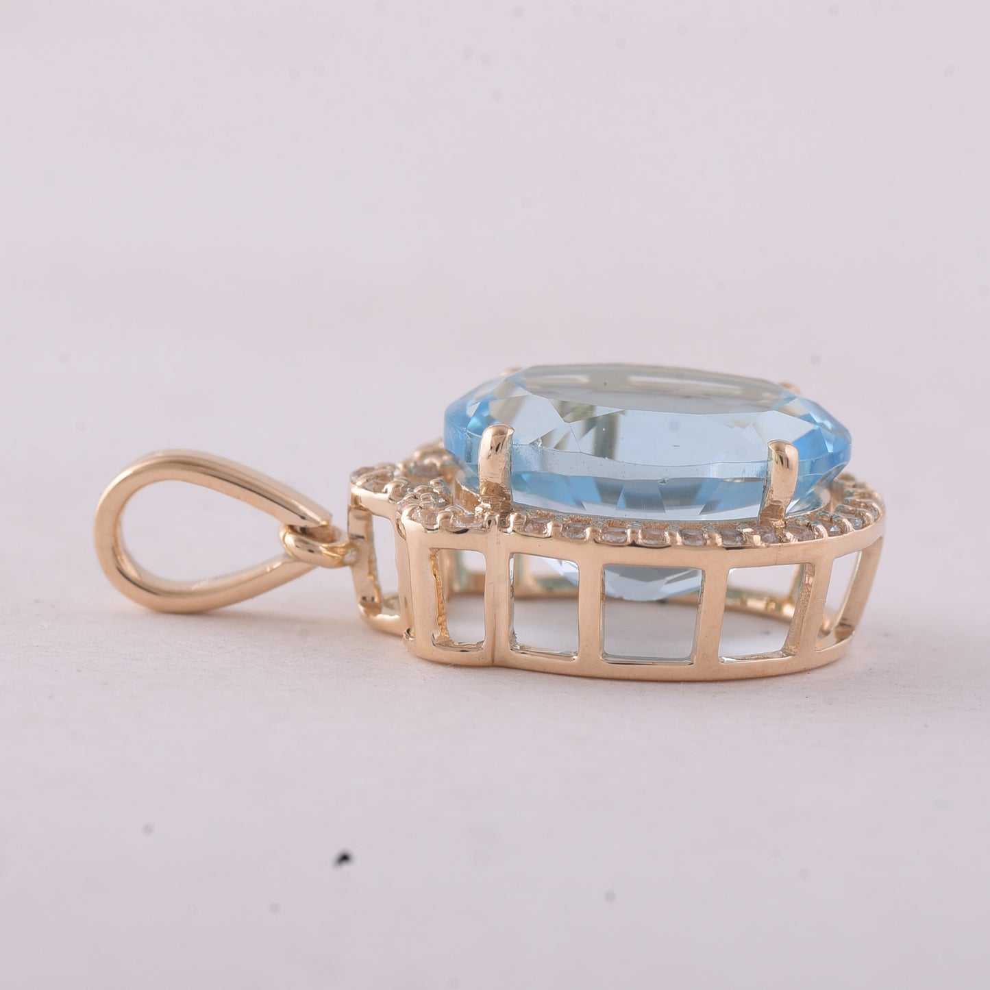 4.64 Ct Oval Blue Topaz 9K Gold Pendant
