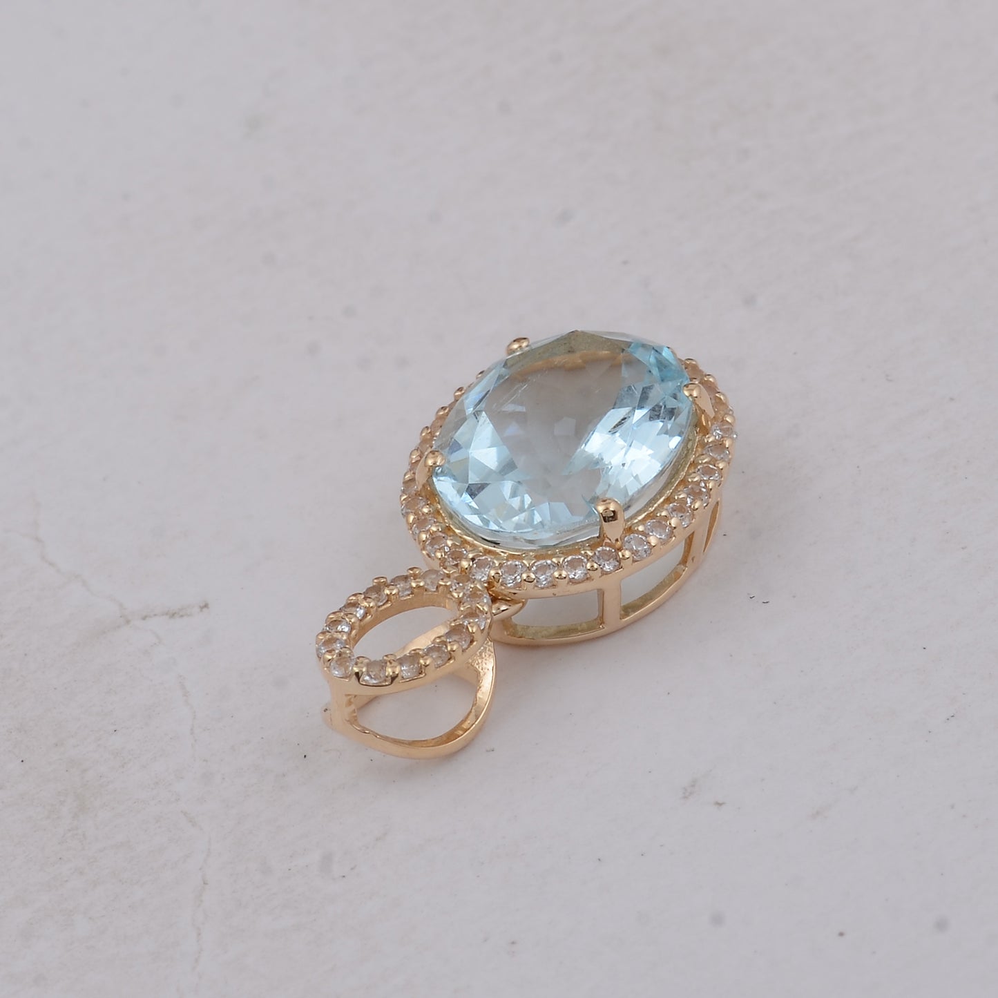 2.45 Ct Oval Aquamarine 9K Gold Pendant