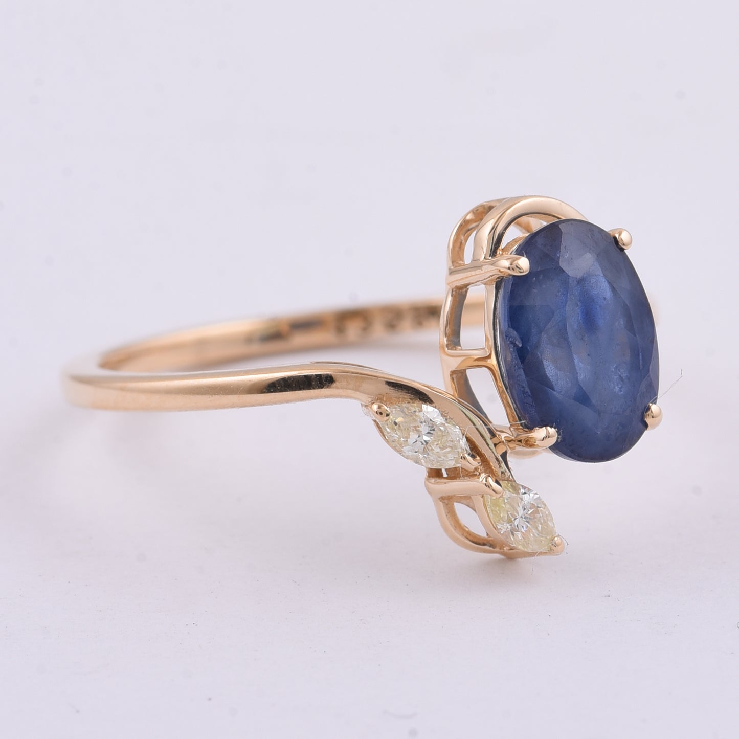 1.84 Ct Oval Natural Sapphire 14K Gold Ring
